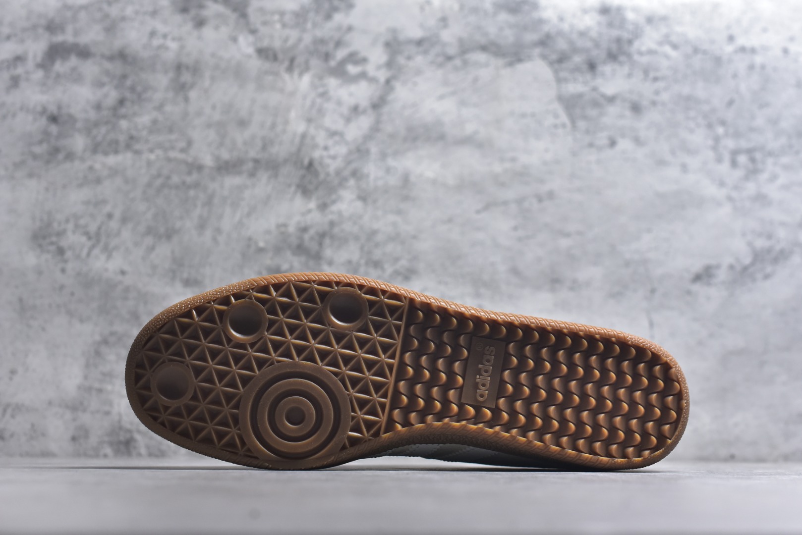 图片[6]-#马年新款海外定制限量发售 Adidas Originals SAMBA OG“马年联名限定-墨韵奔马”鞋身满印墨韵奔马纹样，搭配传统卷草纹点缀，鞋侧 “马” 字印章细节拉满，把东方美学穿在脚上，米白帆布鞋面透气亲肤，黑色皮革加固鞋尾提升支撑性，生胶大底柔韧防滑，既是街头复古单品，也是新年氛围感利器。 货号：JJ2616 尺码：36 36.5 37.5 38 38.5 39 40 40.5 41 42 42.5 43 44 44.5 45-选品中心