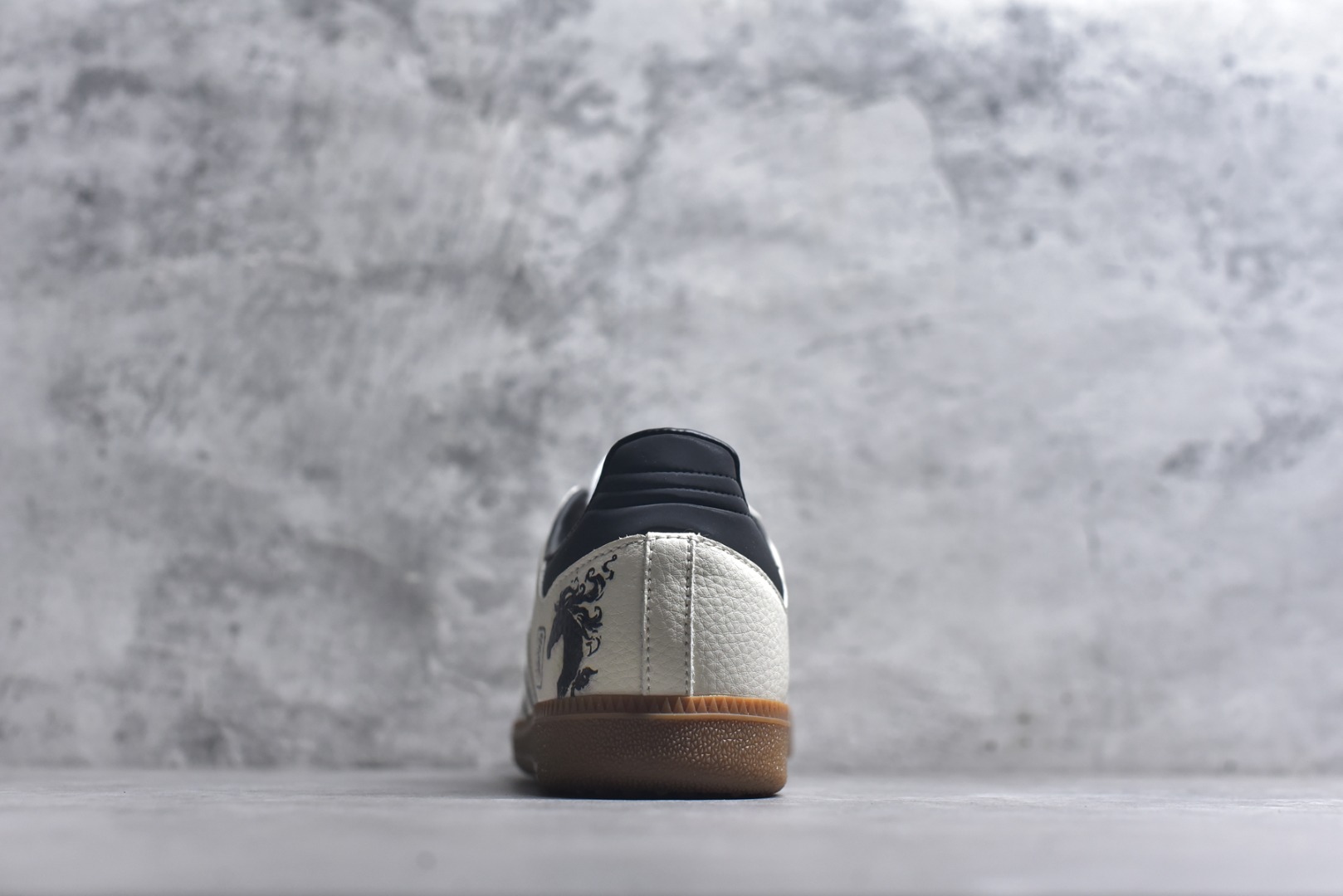 图片[5]-#马年新款海外定制限量发售 Adidas Originals SAMBA OG“马年联名限定-墨韵奔马”鞋身满印墨韵奔马纹样，搭配传统卷草纹点缀，鞋侧 “马” 字印章细节拉满，把东方美学穿在脚上，米白帆布鞋面透气亲肤，黑色皮革加固鞋尾提升支撑性，生胶大底柔韧防滑，既是街头复古单品，也是新年氛围感利器。 货号：JJ2616 尺码：36 36.5 37.5 38 38.5 39 40 40.5 41 42 42.5 43 44 44.5 45-选品中心