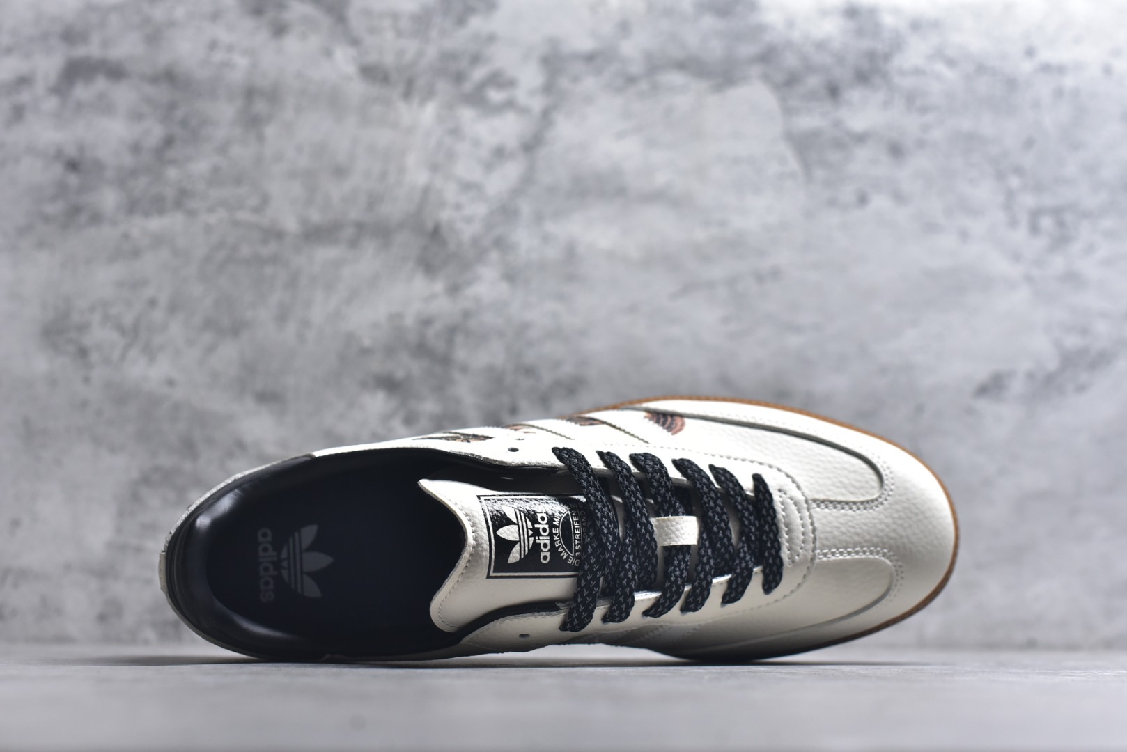 图片[4]-#马年新款海外定制限量发售 Adidas Originals SAMBA OG“马年联名限定-墨韵奔马”鞋身满印墨韵奔马纹样，搭配传统卷草纹点缀，鞋侧 “马” 字印章细节拉满，把东方美学穿在脚上，米白帆布鞋面透气亲肤，黑色皮革加固鞋尾提升支撑性，生胶大底柔韧防滑，既是街头复古单品，也是新年氛围感利器。 货号：JJ2616 尺码：36 36.5 37.5 38 38.5 39 40 40.5 41 42 42.5 43 44 44.5 45-选品中心