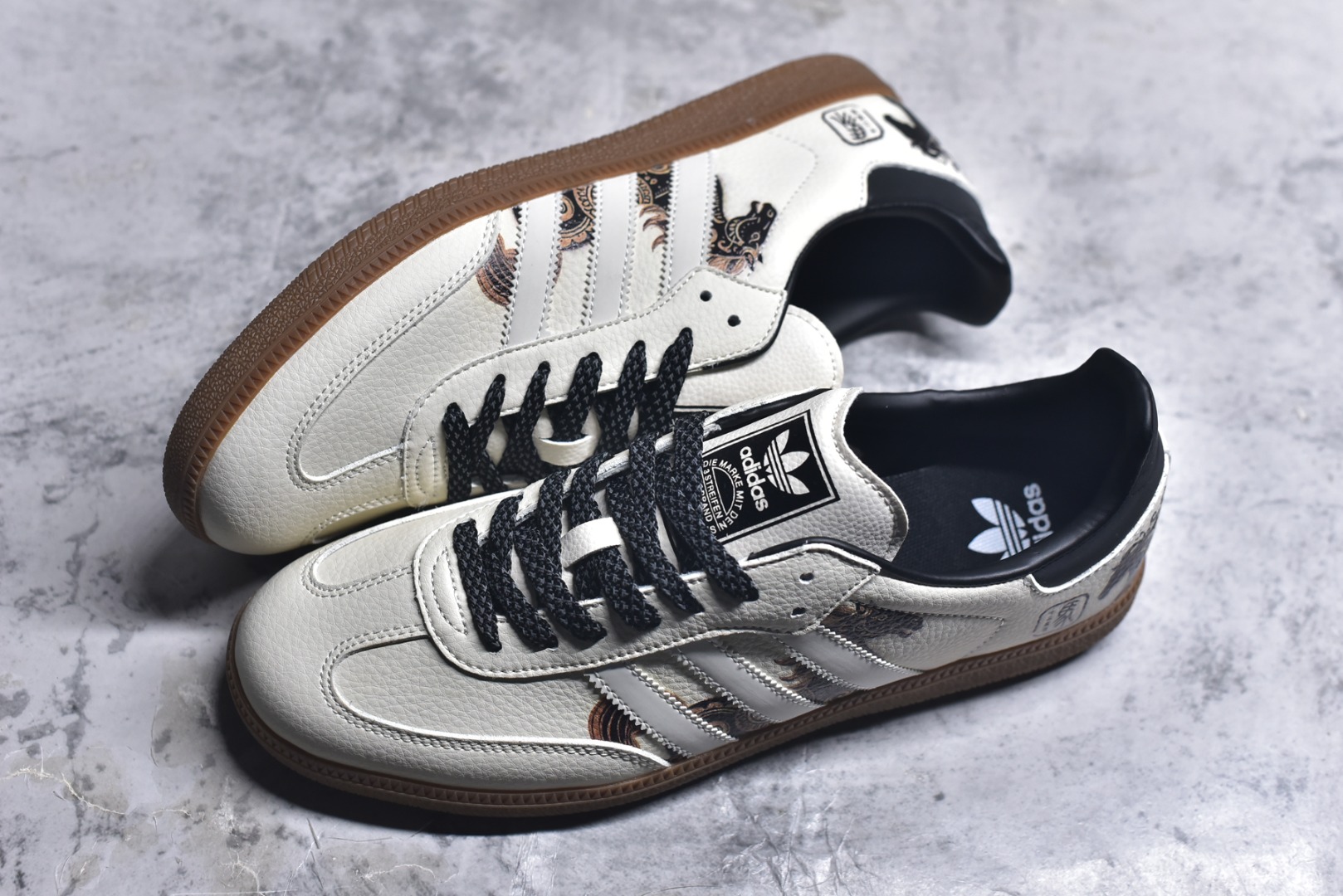 图片[7]-#马年新款海外定制限量发售 Adidas Originals SAMBA OG“马年联名限定-墨韵奔马”鞋身满印墨韵奔马纹样，搭配传统卷草纹点缀，鞋侧 “马” 字印章细节拉满，把东方美学穿在脚上，米白帆布鞋面透气亲肤，黑色皮革加固鞋尾提升支撑性，生胶大底柔韧防滑，既是街头复古单品，也是新年氛围感利器。 货号：JJ2616 尺码：36 36.5 37.5 38 38.5 39 40 40.5 41 42 42.5 43 44 44.5 45-选品中心