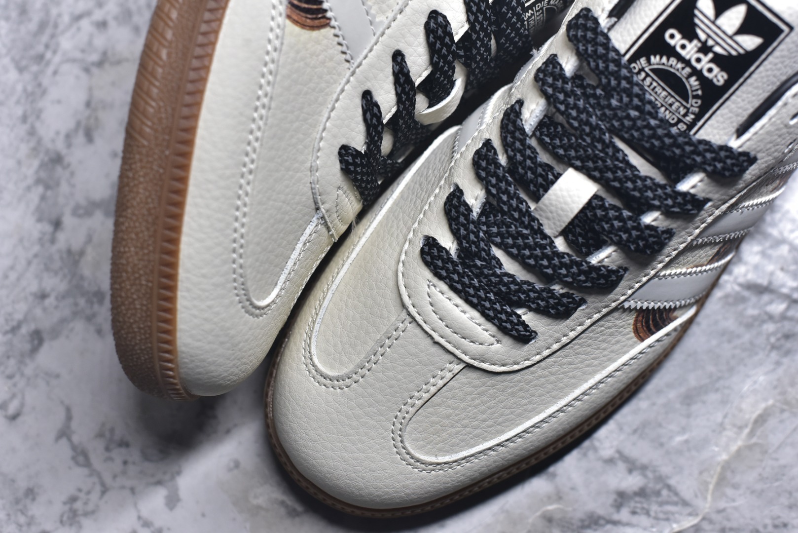 图片[8]-#马年新款海外定制限量发售 Adidas Originals SAMBA OG“马年联名限定-墨韵奔马”鞋身满印墨韵奔马纹样，搭配传统卷草纹点缀，鞋侧 “马” 字印章细节拉满，把东方美学穿在脚上，米白帆布鞋面透气亲肤，黑色皮革加固鞋尾提升支撑性，生胶大底柔韧防滑，既是街头复古单品，也是新年氛围感利器。 货号：JJ2616 尺码：36 36.5 37.5 38 38.5 39 40 40.5 41 42 42.5 43 44 44.5 45-选品中心