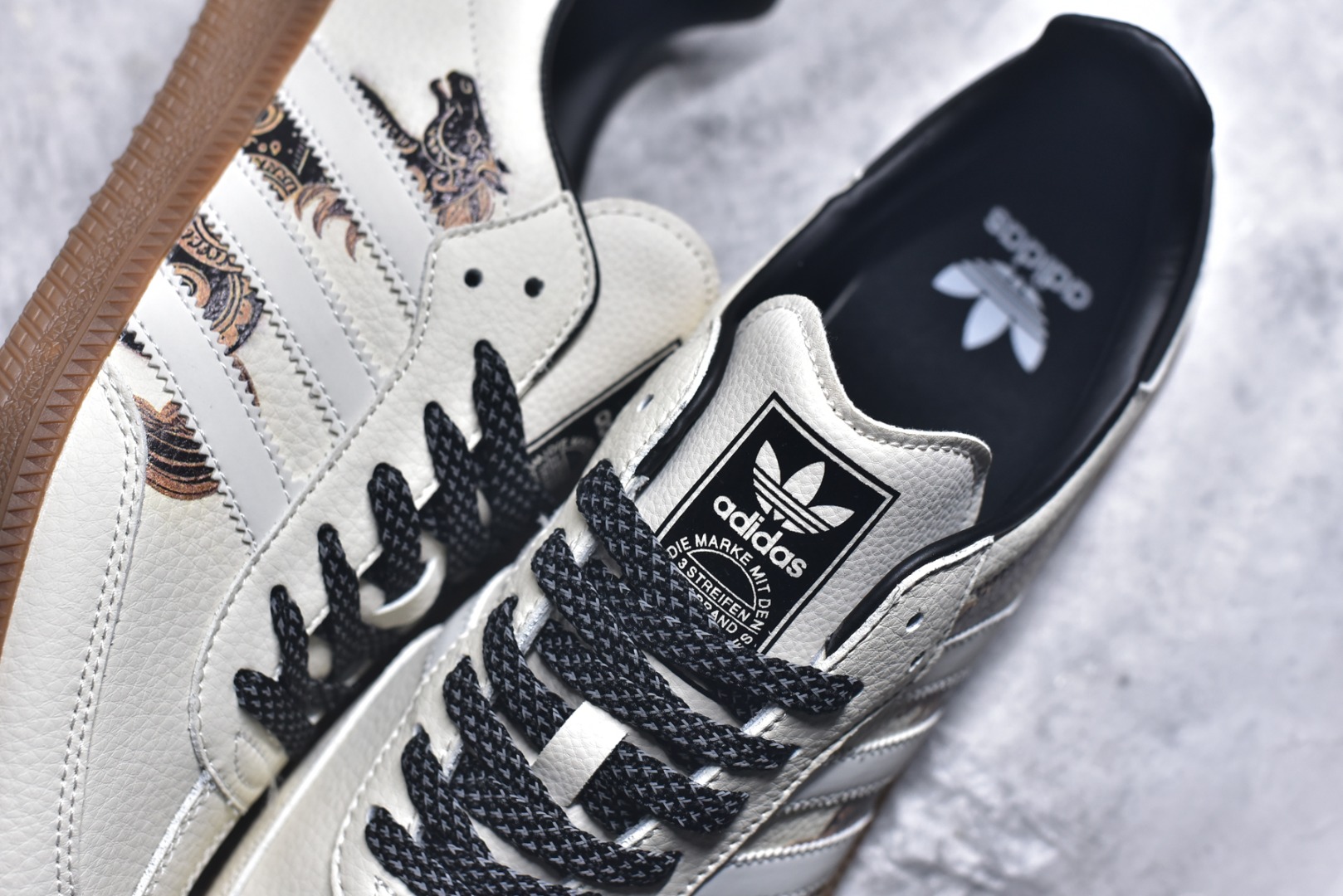 图片[9]-#马年新款海外定制限量发售 Adidas Originals SAMBA OG“马年联名限定-墨韵奔马”鞋身满印墨韵奔马纹样，搭配传统卷草纹点缀，鞋侧 “马” 字印章细节拉满，把东方美学穿在脚上，米白帆布鞋面透气亲肤，黑色皮革加固鞋尾提升支撑性，生胶大底柔韧防滑，既是街头复古单品，也是新年氛围感利器。 货号：JJ2616 尺码：36 36.5 37.5 38 38.5 39 40 40.5 41 42 42.5 43 44 44.5 45-选品中心