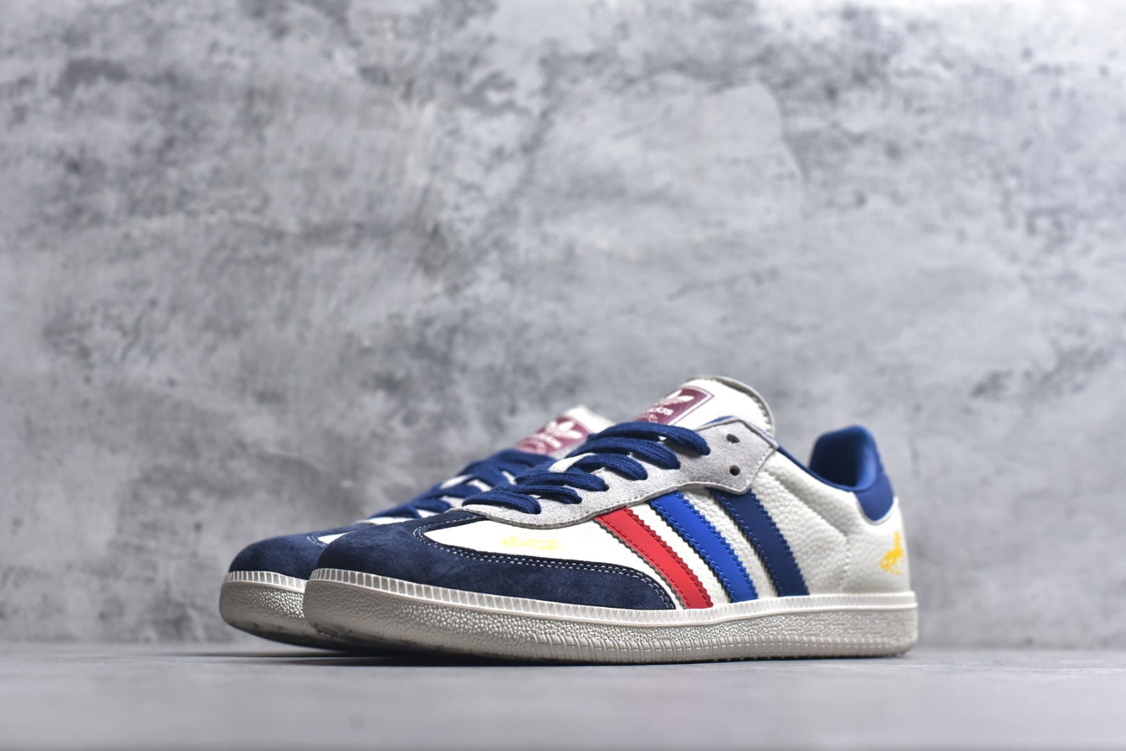 图片[2]-#马年新款海外定制限量发售 Adidas Originals SAMBA OG“马年联名限定-红白蓝条纹”鞋侧金色奔马刺绣灵动飒爽，红白蓝条纹撞色搭配藏蓝翻毛皮鞋头，经典德训鞋型注入新年活力，复古又吸睛，荔枝纹皮革鞋面透气亲肤，橡胶防滑大底稳当贴脚，既是街头复古单品，也是新年氛围感利器。 货号：ZH2594 尺码：36 36.5 37.5 38 38.5 39 40 40.5 41 42 42.5 43 44 44.5 45-选品中心