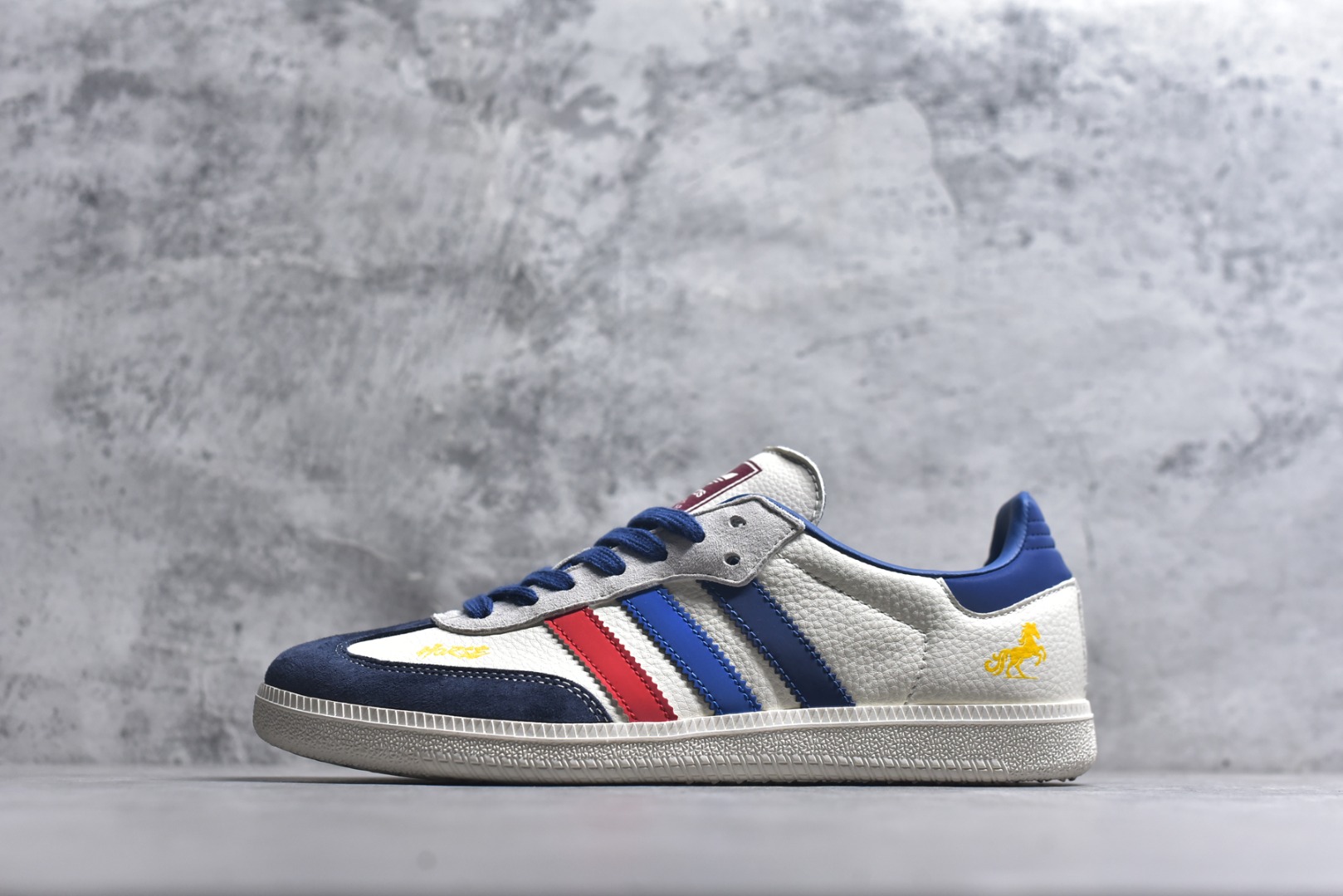 #马年新款海外定制限量发售 Adidas Originals SAMBA OG“马年联名限定-红白蓝条纹”鞋侧金色奔马刺绣灵动飒爽，红白蓝条纹撞色搭配藏蓝翻毛皮鞋头，经典德训鞋型注入新年活力，复古又吸睛，荔枝纹皮革鞋面透气亲肤，橡胶防滑大底稳当贴脚，既是街头复古单品，也是新年氛围感利器。 货号：ZH2594 尺码：36 36.5 37.5 38 38.5 39 40 40.5 41 42 42.5 43 44 44.5 45-选品中心