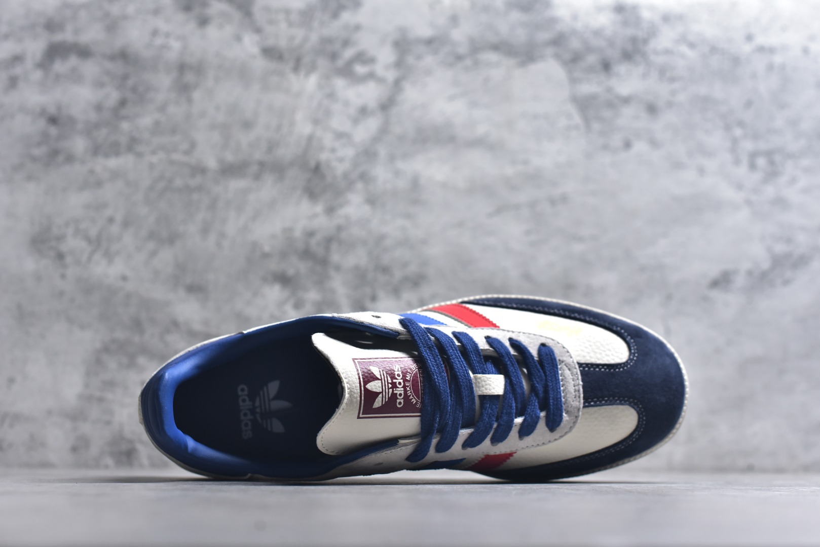 图片[4]-#马年新款海外定制限量发售 Adidas Originals SAMBA OG“马年联名限定-红白蓝条纹”鞋侧金色奔马刺绣灵动飒爽，红白蓝条纹撞色搭配藏蓝翻毛皮鞋头，经典德训鞋型注入新年活力，复古又吸睛，荔枝纹皮革鞋面透气亲肤，橡胶防滑大底稳当贴脚，既是街头复古单品，也是新年氛围感利器。 货号：ZH2594 尺码：36 36.5 37.5 38 38.5 39 40 40.5 41 42 42.5 43 44 44.5 45-选品中心