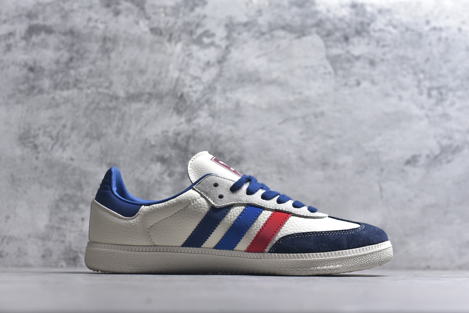 图片[3]-#马年新款海外定制限量发售 Adidas Originals SAMBA OG“马年联名限定-红白蓝条纹”鞋侧金色奔马刺绣灵动飒爽，红白蓝条纹撞色搭配藏蓝翻毛皮鞋头，经典德训鞋型注入新年活力，复古又吸睛，荔枝纹皮革鞋面透气亲肤，橡胶防滑大底稳当贴脚，既是街头复古单品，也是新年氛围感利器。 货号：ZH2594 尺码：36 36.5 37.5 38 38.5 39 40 40.5 41 42 42.5 43 44 44.5 45-选品中心