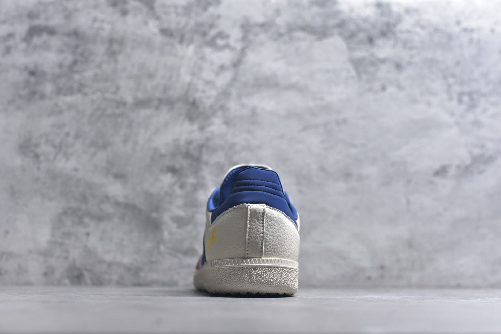 图片[5]-#马年新款海外定制限量发售 Adidas Originals SAMBA OG“马年联名限定-红白蓝条纹”鞋侧金色奔马刺绣灵动飒爽，红白蓝条纹撞色搭配藏蓝翻毛皮鞋头，经典德训鞋型注入新年活力，复古又吸睛，荔枝纹皮革鞋面透气亲肤，橡胶防滑大底稳当贴脚，既是街头复古单品，也是新年氛围感利器。 货号：ZH2594 尺码：36 36.5 37.5 38 38.5 39 40 40.5 41 42 42.5 43 44 44.5 45-选品中心