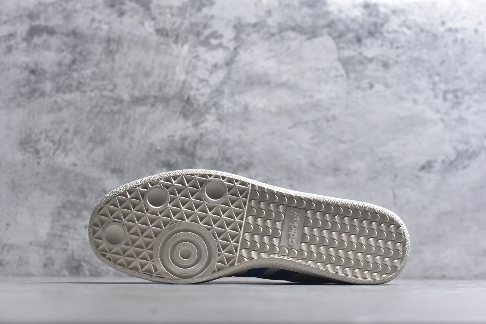 图片[6]-#马年新款海外定制限量发售 Adidas Originals SAMBA OG“马年联名限定-红白蓝条纹”鞋侧金色奔马刺绣灵动飒爽，红白蓝条纹撞色搭配藏蓝翻毛皮鞋头，经典德训鞋型注入新年活力，复古又吸睛，荔枝纹皮革鞋面透气亲肤，橡胶防滑大底稳当贴脚，既是街头复古单品，也是新年氛围感利器。 货号：ZH2594 尺码：36 36.5 37.5 38 38.5 39 40 40.5 41 42 42.5 43 44 44.5 45-选品中心