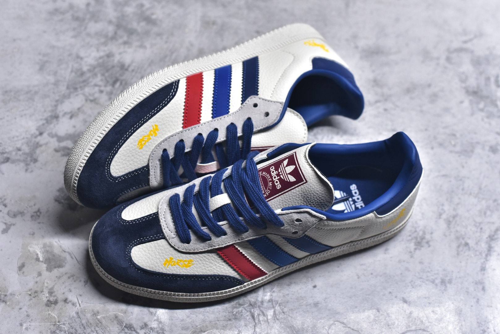 图片[7]-#马年新款海外定制限量发售 Adidas Originals SAMBA OG“马年联名限定-红白蓝条纹”鞋侧金色奔马刺绣灵动飒爽，红白蓝条纹撞色搭配藏蓝翻毛皮鞋头，经典德训鞋型注入新年活力，复古又吸睛，荔枝纹皮革鞋面透气亲肤，橡胶防滑大底稳当贴脚，既是街头复古单品，也是新年氛围感利器。 货号：ZH2594 尺码：36 36.5 37.5 38 38.5 39 40 40.5 41 42 42.5 43 44 44.5 45-选品中心
