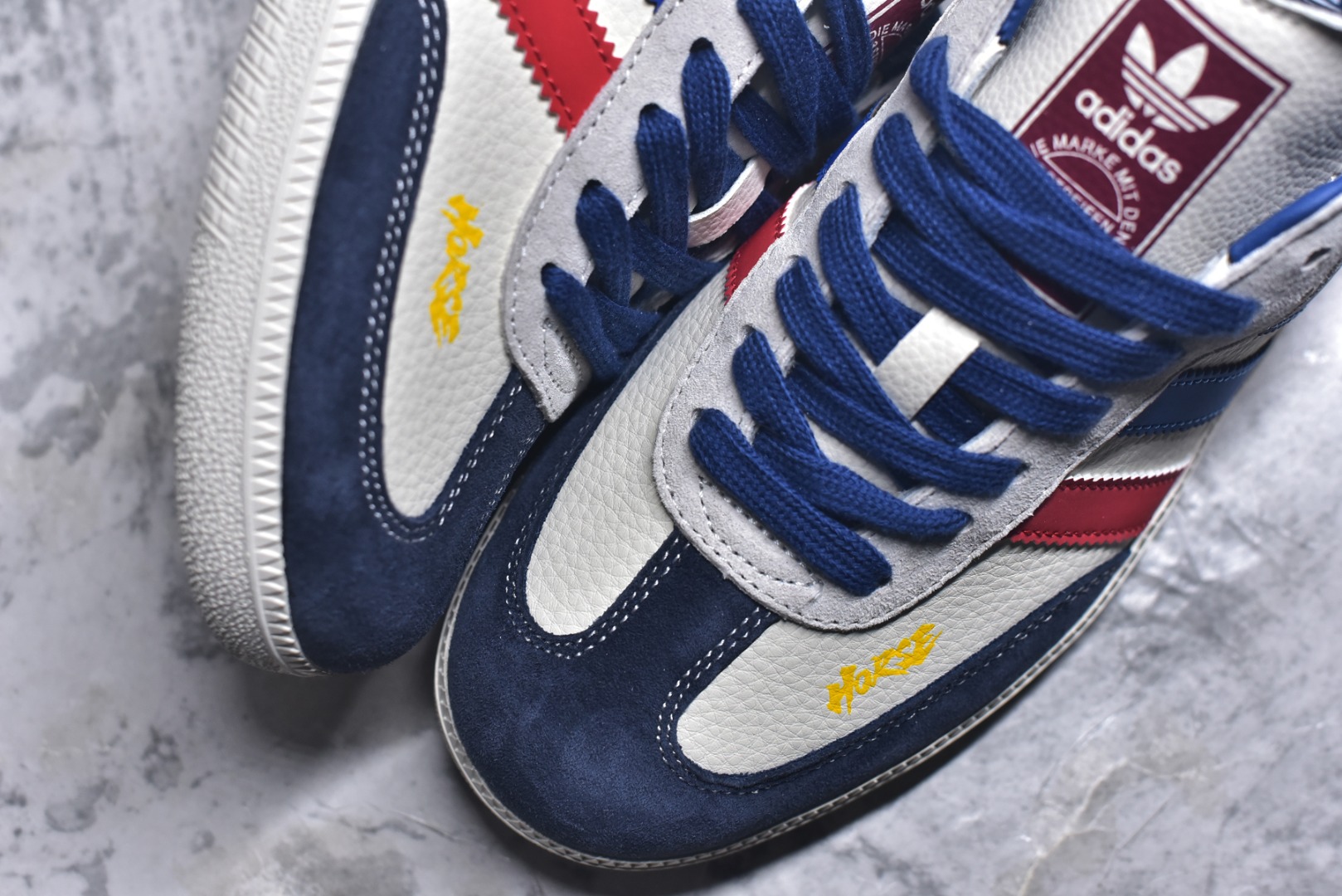 图片[8]-#马年新款海外定制限量发售 Adidas Originals SAMBA OG“马年联名限定-红白蓝条纹”鞋侧金色奔马刺绣灵动飒爽，红白蓝条纹撞色搭配藏蓝翻毛皮鞋头，经典德训鞋型注入新年活力，复古又吸睛，荔枝纹皮革鞋面透气亲肤，橡胶防滑大底稳当贴脚，既是街头复古单品，也是新年氛围感利器。 货号：ZH2594 尺码：36 36.5 37.5 38 38.5 39 40 40.5 41 42 42.5 43 44 44.5 45-选品中心