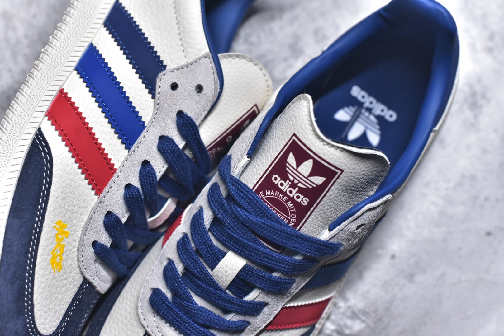 图片[9]-#马年新款海外定制限量发售 Adidas Originals SAMBA OG“马年联名限定-红白蓝条纹”鞋侧金色奔马刺绣灵动飒爽，红白蓝条纹撞色搭配藏蓝翻毛皮鞋头，经典德训鞋型注入新年活力，复古又吸睛，荔枝纹皮革鞋面透气亲肤，橡胶防滑大底稳当贴脚，既是街头复古单品，也是新年氛围感利器。 货号：ZH2594 尺码：36 36.5 37.5 38 38.5 39 40 40.5 41 42 42.5 43 44 44.5 45-选品中心