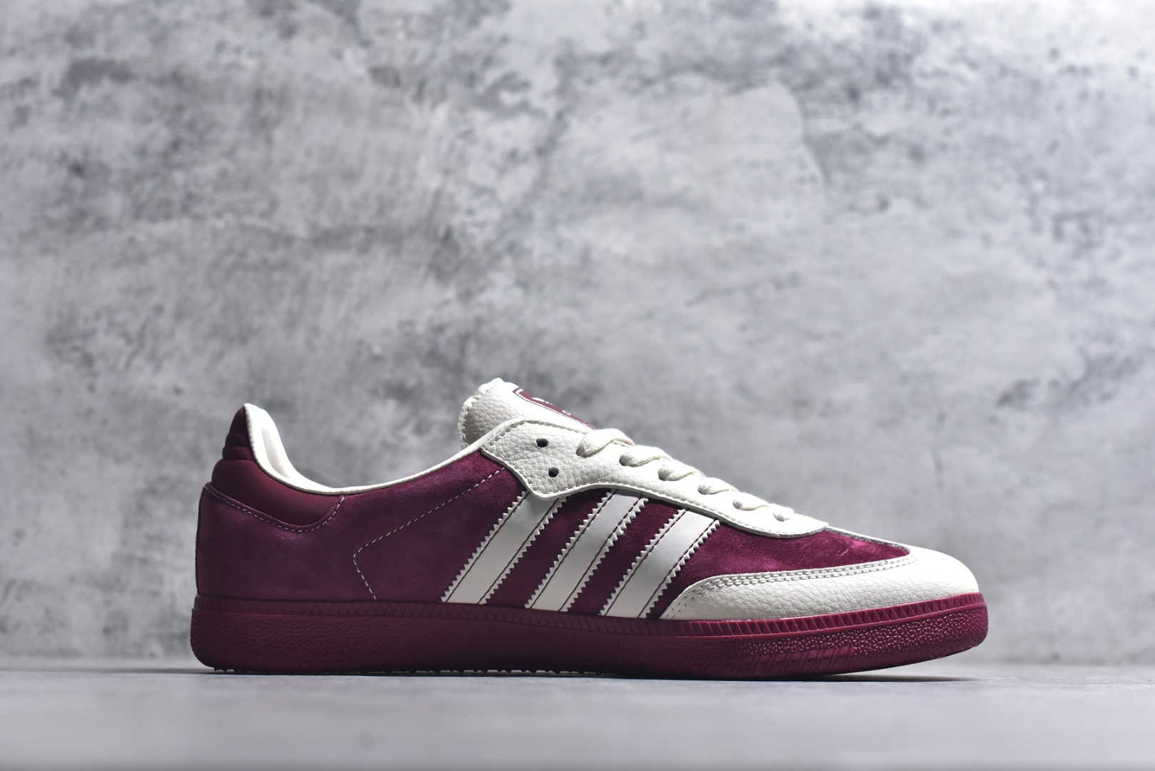 图片[3]-#新款海外定制限量发售 Adidas Originals SAMBA OG“马年联名限定-酒红”鞋侧 “2026” 奔马刺绣灵动鲜活，暗藏 “马到成功、红运当头” 的美好寓意，酒红色绒面拼接米白色皮革，绒面鞋面柔软亲肤，橡胶防滑大底稳当贴脚，既是街头复古单品，也是新年氛围感利器。 货号：ZH2596 尺码：36 36.5 37.5 38 38.5 39 40 40.5 41 42 42.5 43 44 44.5 45-选品中心