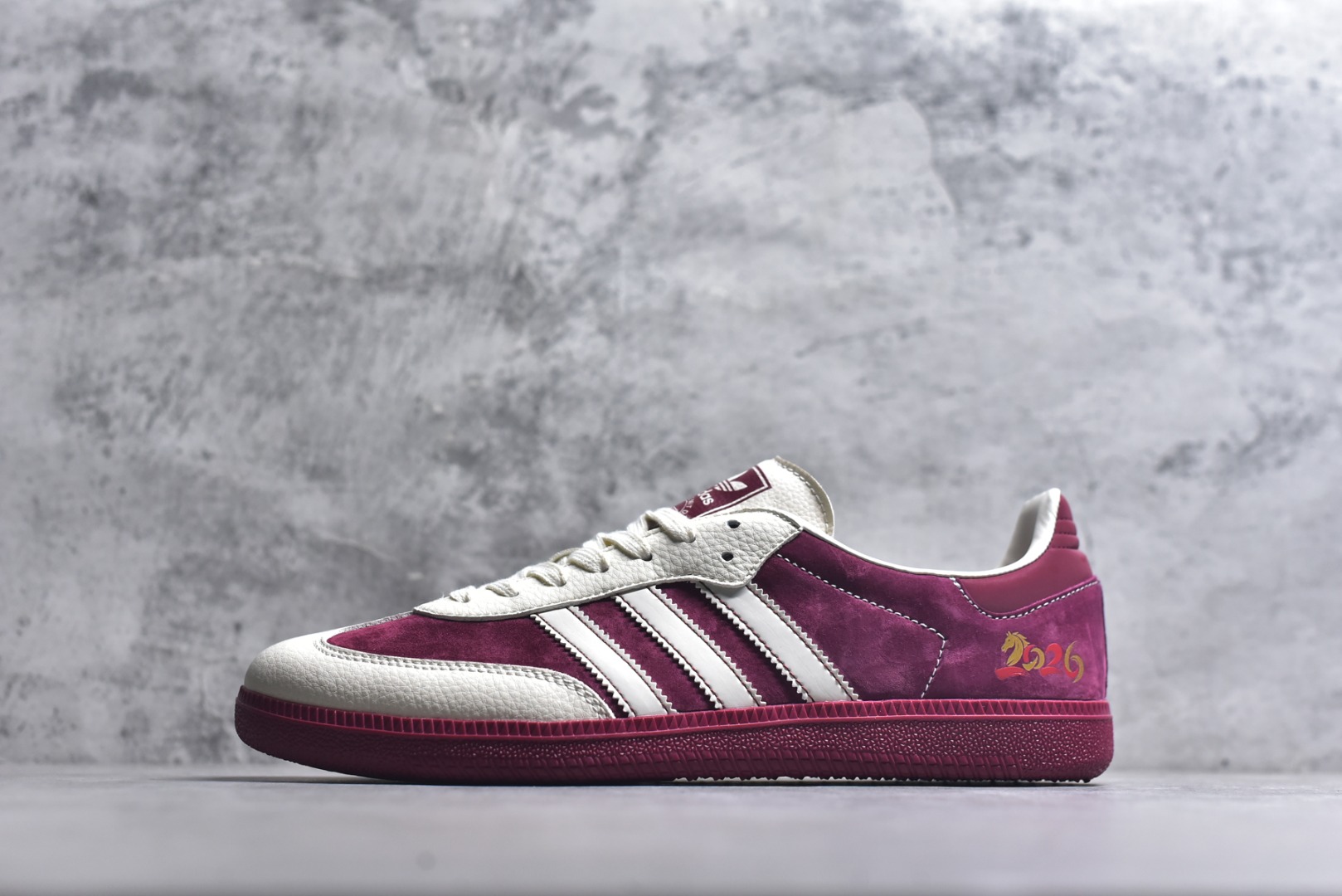 #新款海外定制限量发售 Adidas Originals SAMBA OG“马年联名限定-酒红”鞋侧 “2026” 奔马刺绣灵动鲜活，暗藏 “马到成功、红运当头” 的美好寓意，酒红色绒面拼接米白色皮革，绒面鞋面柔软亲肤，橡胶防滑大底稳当贴脚，既是街头复古单品，也是新年氛围感利器。 货号：ZH2596 尺码：36 36.5 37.5 38 38.5 39 40 40.5 41 42 42.5 43 44 44.5 45-选品中心