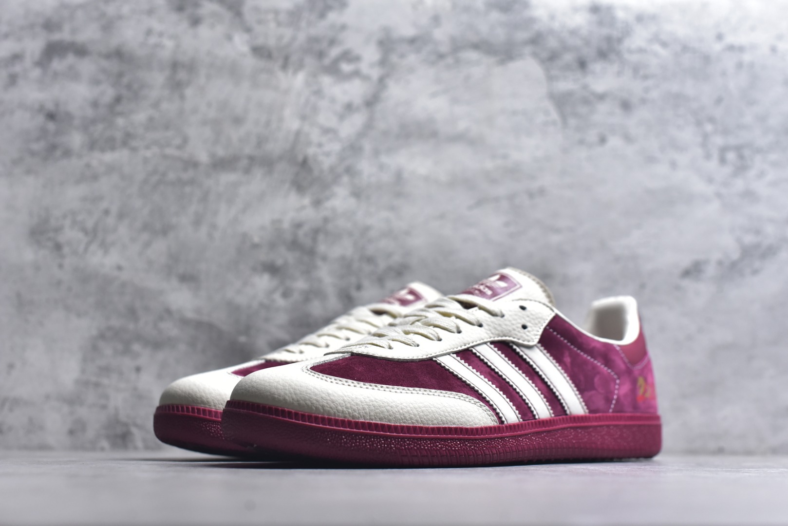 图片[2]-#新款海外定制限量发售 Adidas Originals SAMBA OG“马年联名限定-酒红”鞋侧 “2026” 奔马刺绣灵动鲜活，暗藏 “马到成功、红运当头” 的美好寓意，酒红色绒面拼接米白色皮革，绒面鞋面柔软亲肤，橡胶防滑大底稳当贴脚，既是街头复古单品，也是新年氛围感利器。 货号：ZH2596 尺码：36 36.5 37.5 38 38.5 39 40 40.5 41 42 42.5 43 44 44.5 45-选品中心
