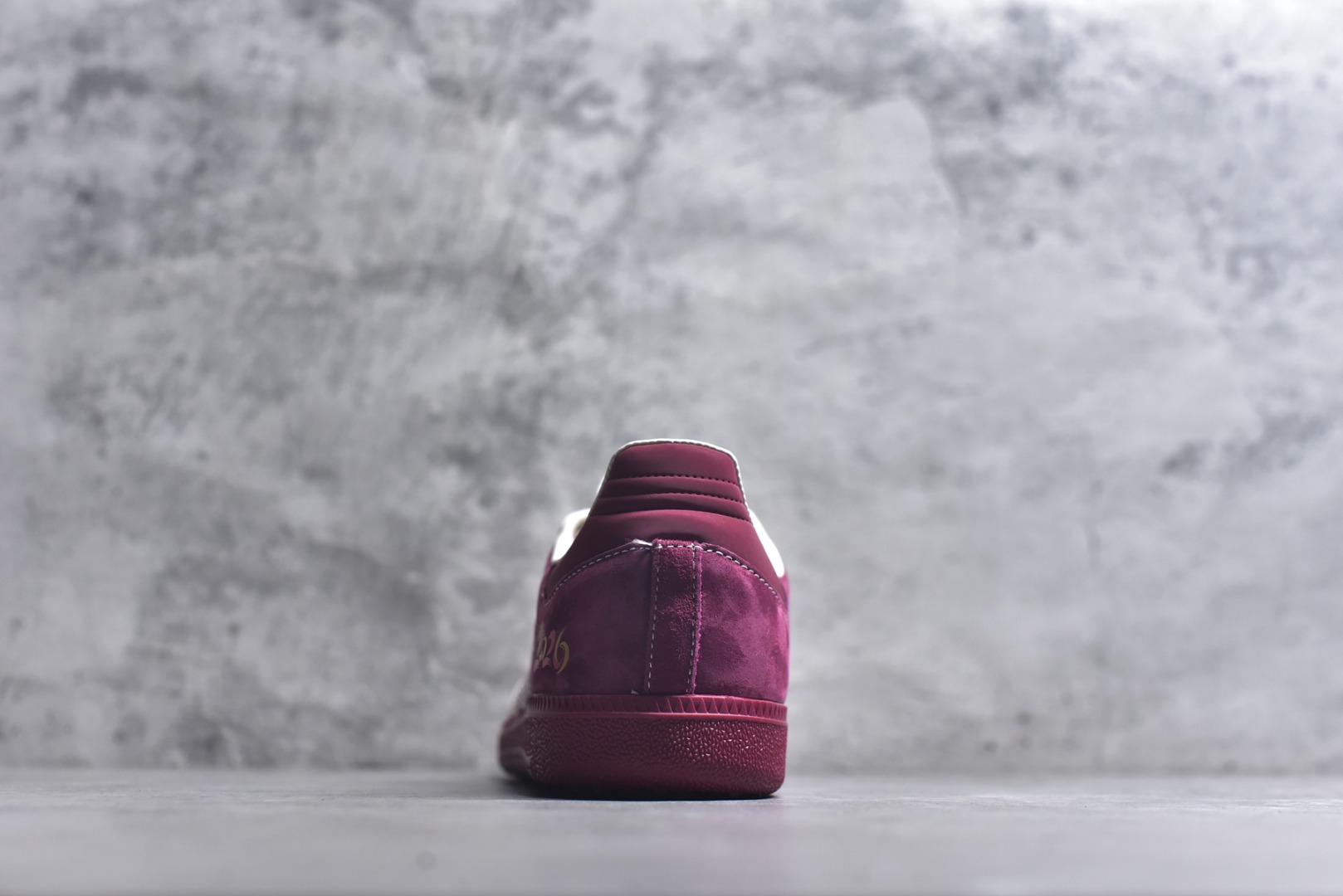 图片[5]-#新款海外定制限量发售 Adidas Originals SAMBA OG“马年联名限定-酒红”鞋侧 “2026” 奔马刺绣灵动鲜活，暗藏 “马到成功、红运当头” 的美好寓意，酒红色绒面拼接米白色皮革，绒面鞋面柔软亲肤，橡胶防滑大底稳当贴脚，既是街头复古单品，也是新年氛围感利器。 货号：ZH2596 尺码：36 36.5 37.5 38 38.5 39 40 40.5 41 42 42.5 43 44 44.5 45-选品中心