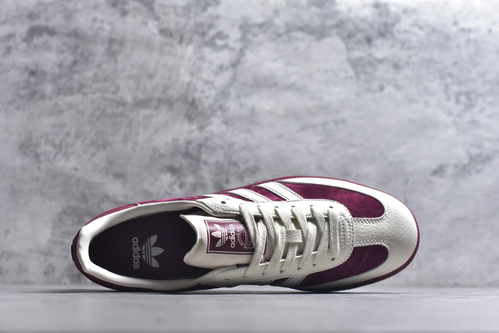 图片[4]-#新款海外定制限量发售 Adidas Originals SAMBA OG“马年联名限定-酒红”鞋侧 “2026” 奔马刺绣灵动鲜活，暗藏 “马到成功、红运当头” 的美好寓意，酒红色绒面拼接米白色皮革，绒面鞋面柔软亲肤，橡胶防滑大底稳当贴脚，既是街头复古单品，也是新年氛围感利器。 货号：ZH2596 尺码：36 36.5 37.5 38 38.5 39 40 40.5 41 42 42.5 43 44 44.5 45-选品中心