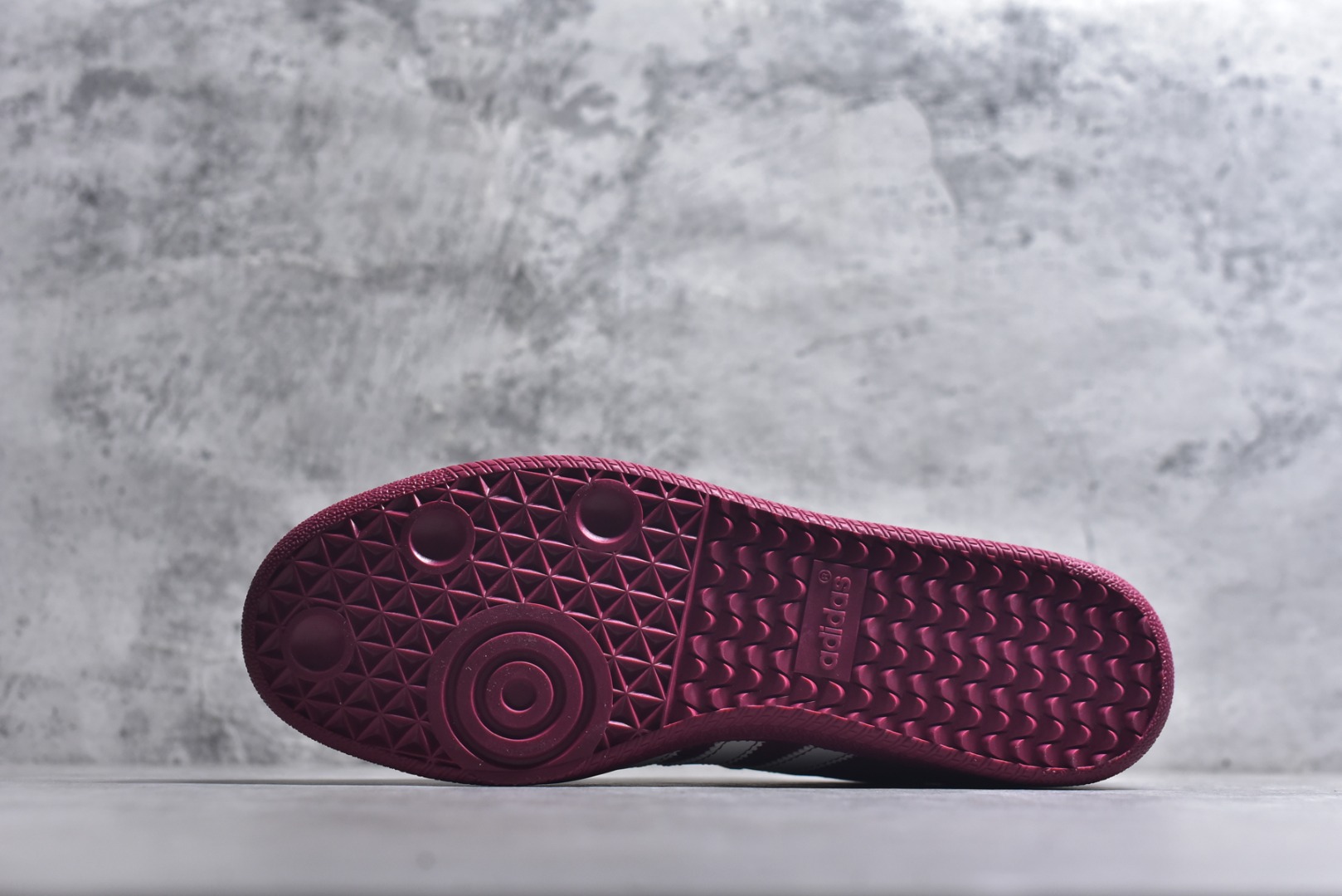 图片[6]-#新款海外定制限量发售 Adidas Originals SAMBA OG“马年联名限定-酒红”鞋侧 “2026” 奔马刺绣灵动鲜活，暗藏 “马到成功、红运当头” 的美好寓意，酒红色绒面拼接米白色皮革，绒面鞋面柔软亲肤，橡胶防滑大底稳当贴脚，既是街头复古单品，也是新年氛围感利器。 货号：ZH2596 尺码：36 36.5 37.5 38 38.5 39 40 40.5 41 42 42.5 43 44 44.5 45-选品中心