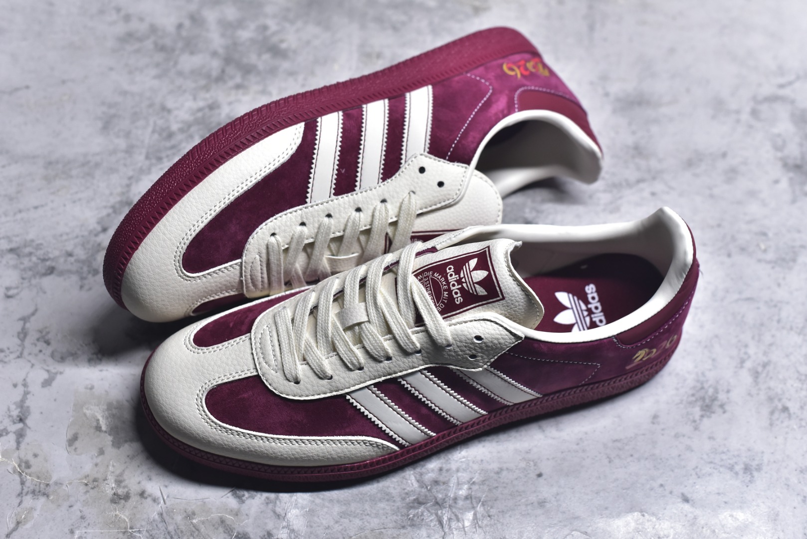 图片[7]-#新款海外定制限量发售 Adidas Originals SAMBA OG“马年联名限定-酒红”鞋侧 “2026” 奔马刺绣灵动鲜活，暗藏 “马到成功、红运当头” 的美好寓意，酒红色绒面拼接米白色皮革，绒面鞋面柔软亲肤，橡胶防滑大底稳当贴脚，既是街头复古单品，也是新年氛围感利器。 货号：ZH2596 尺码：36 36.5 37.5 38 38.5 39 40 40.5 41 42 42.5 43 44 44.5 45-选品中心