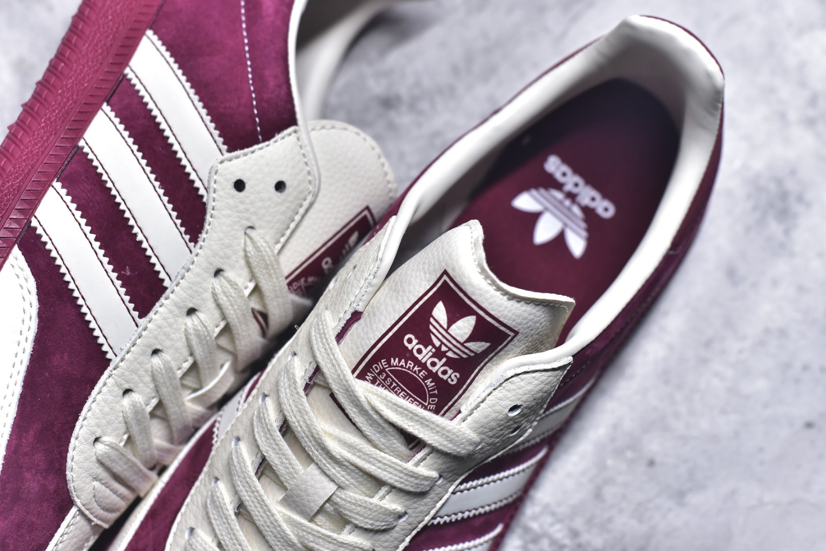 图片[9]-#新款海外定制限量发售 Adidas Originals SAMBA OG“马年联名限定-酒红”鞋侧 “2026” 奔马刺绣灵动鲜活，暗藏 “马到成功、红运当头” 的美好寓意，酒红色绒面拼接米白色皮革，绒面鞋面柔软亲肤，橡胶防滑大底稳当贴脚，既是街头复古单品，也是新年氛围感利器。 货号：ZH2596 尺码：36 36.5 37.5 38 38.5 39 40 40.5 41 42 42.5 43 44 44.5 45-选品中心