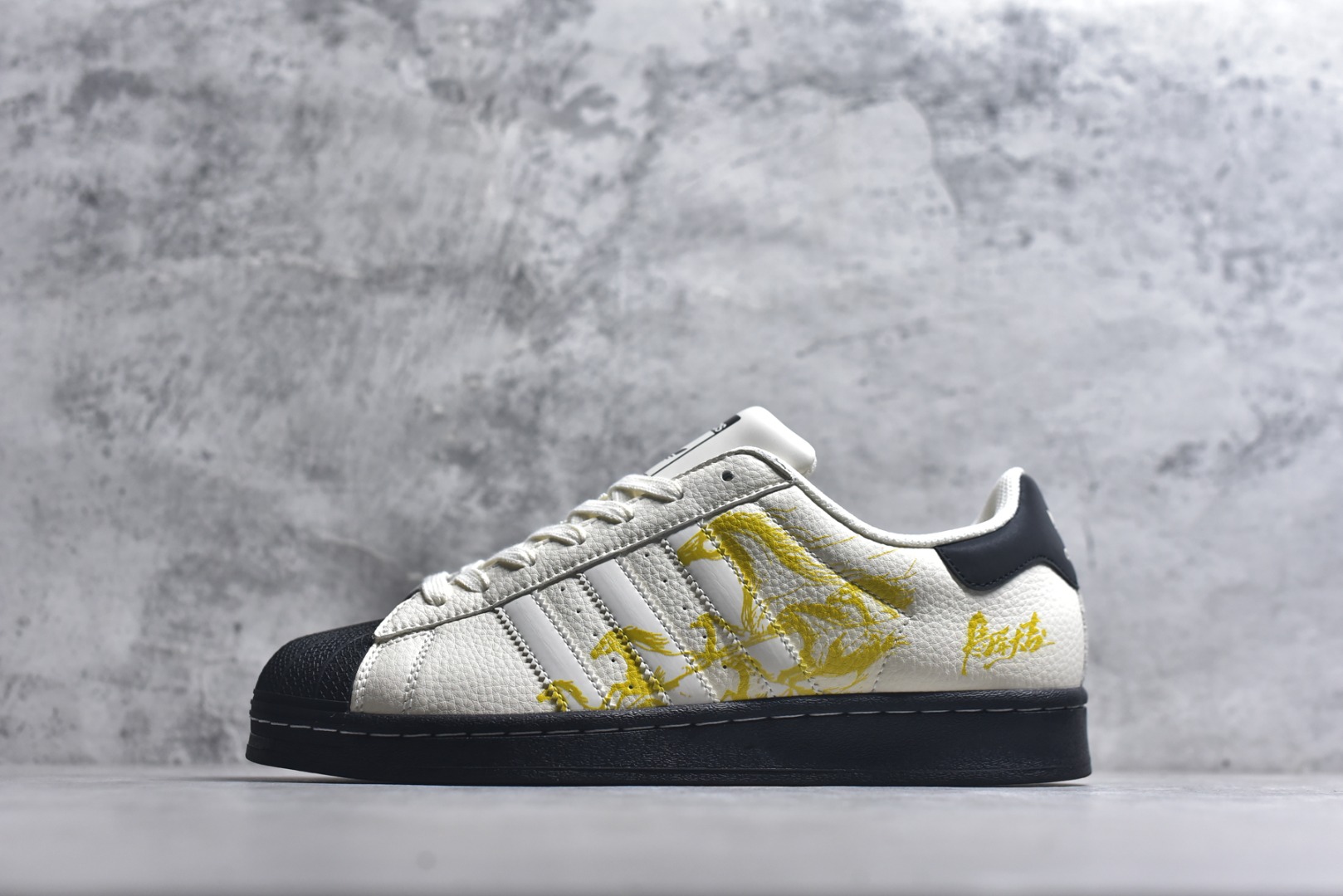 #马年新款海外定制限量发售 Adidas Originals“马年联名限定-金墨奔马”保留标志性贝壳头，鞋身采用金墨手绘风格的群马奔腾图案，后跟搭配 “马到功成” 书法字体，头层皮革鞋面细腻有光泽，金色印花层次分明，黑鞋尾强化视觉对比，把国风艺术与新年祝福直接穿在脚上，步步皆有好运加持。 货号：LX0913 尺码：36 36.5 37.5 38 38.5 39 40 40.5 41 42 42.5 43 44 44.5 45-选品中心