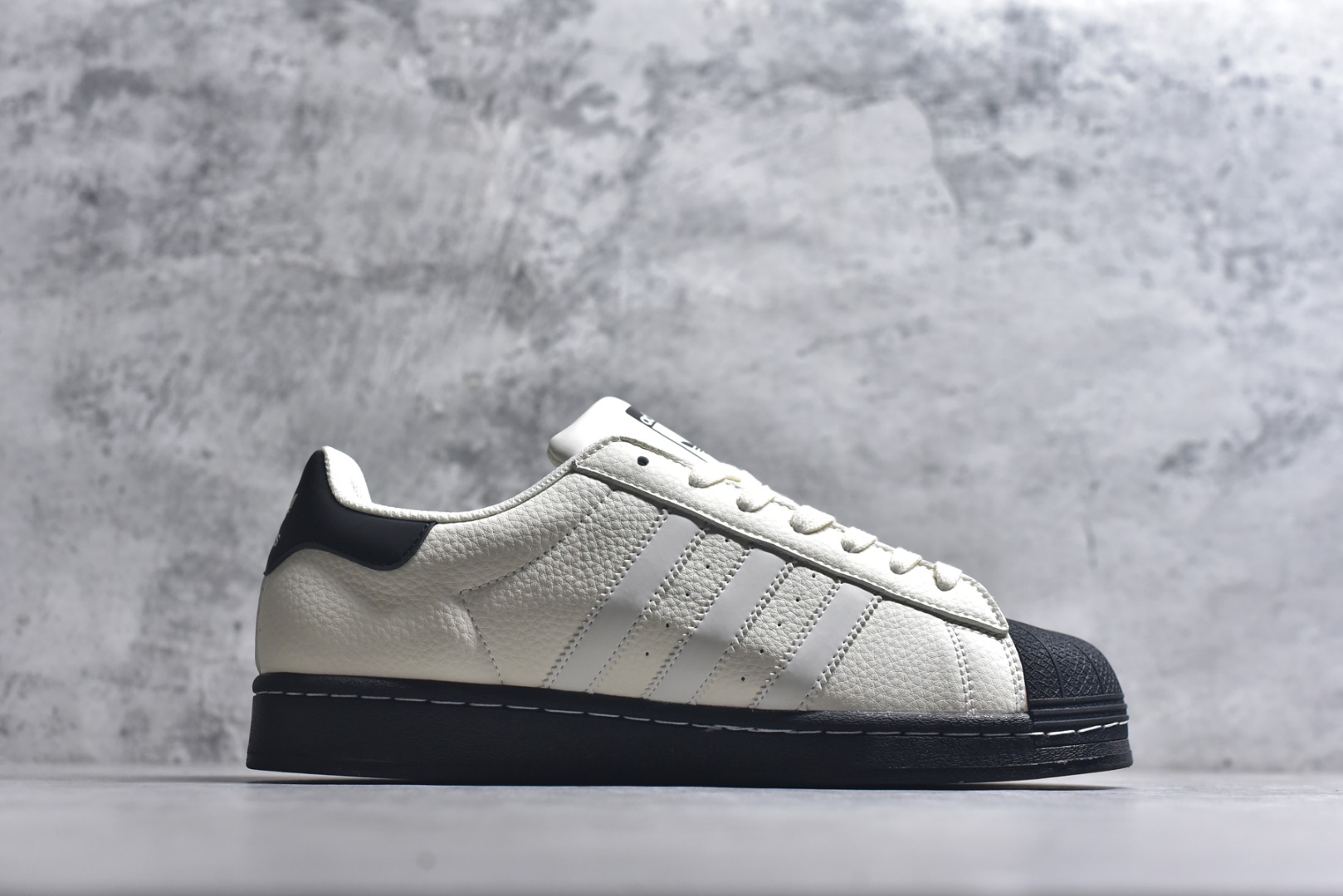 图片[3]-#马年新款海外定制限量发售 Adidas Originals“马年联名限定-金墨奔马”保留标志性贝壳头，鞋身采用金墨手绘风格的群马奔腾图案，后跟搭配 “马到功成” 书法字体，头层皮革鞋面细腻有光泽，金色印花层次分明，黑鞋尾强化视觉对比，把国风艺术与新年祝福直接穿在脚上，步步皆有好运加持。 货号：LX0913 尺码：36 36.5 37.5 38 38.5 39 40 40.5 41 42 42.5 43 44 44.5 45-选品中心