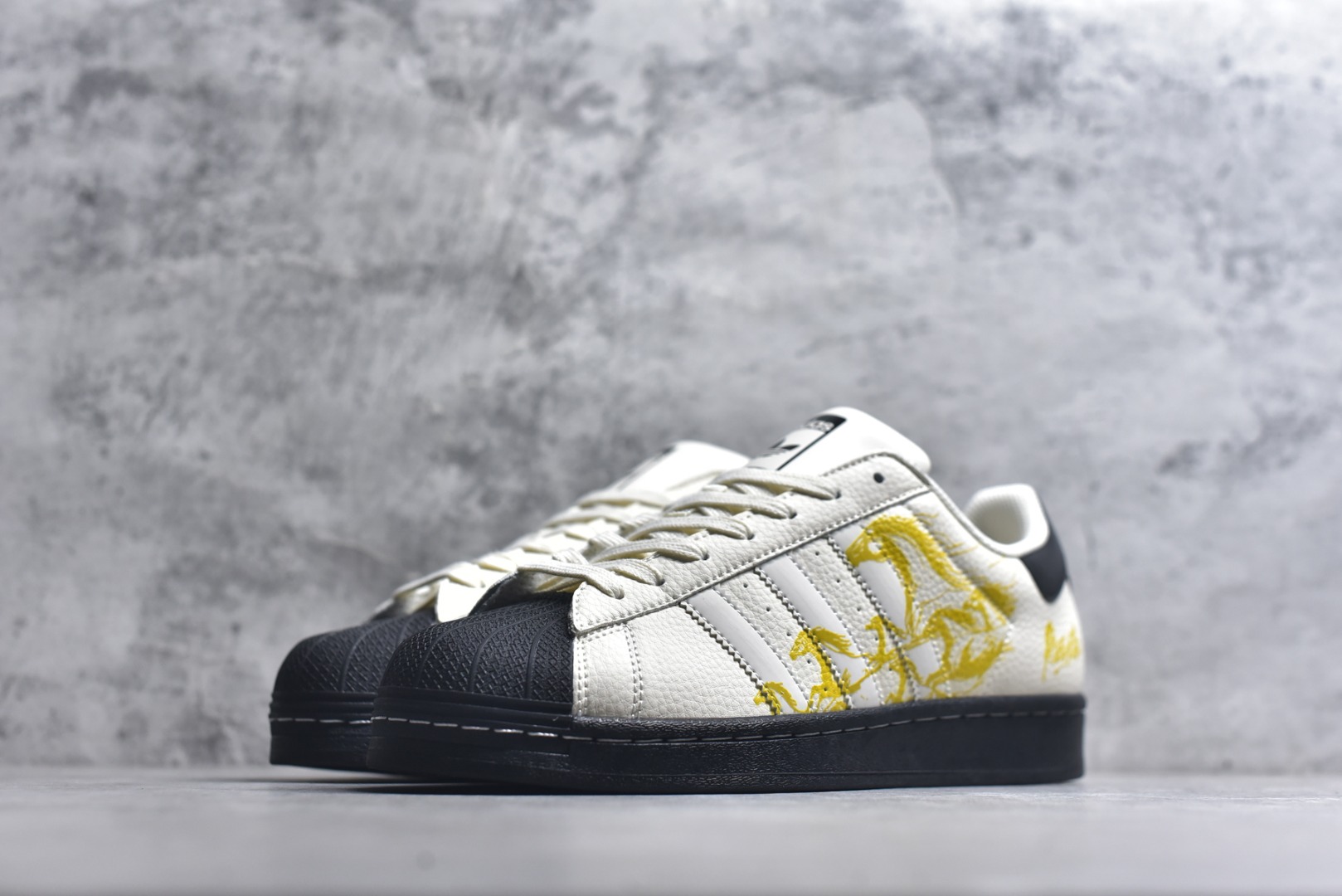 图片[2]-#马年新款海外定制限量发售 Adidas Originals“马年联名限定-金墨奔马”保留标志性贝壳头，鞋身采用金墨手绘风格的群马奔腾图案，后跟搭配 “马到功成” 书法字体，头层皮革鞋面细腻有光泽，金色印花层次分明，黑鞋尾强化视觉对比，把国风艺术与新年祝福直接穿在脚上，步步皆有好运加持。 货号：LX0913 尺码：36 36.5 37.5 38 38.5 39 40 40.5 41 42 42.5 43 44 44.5 45-选品中心