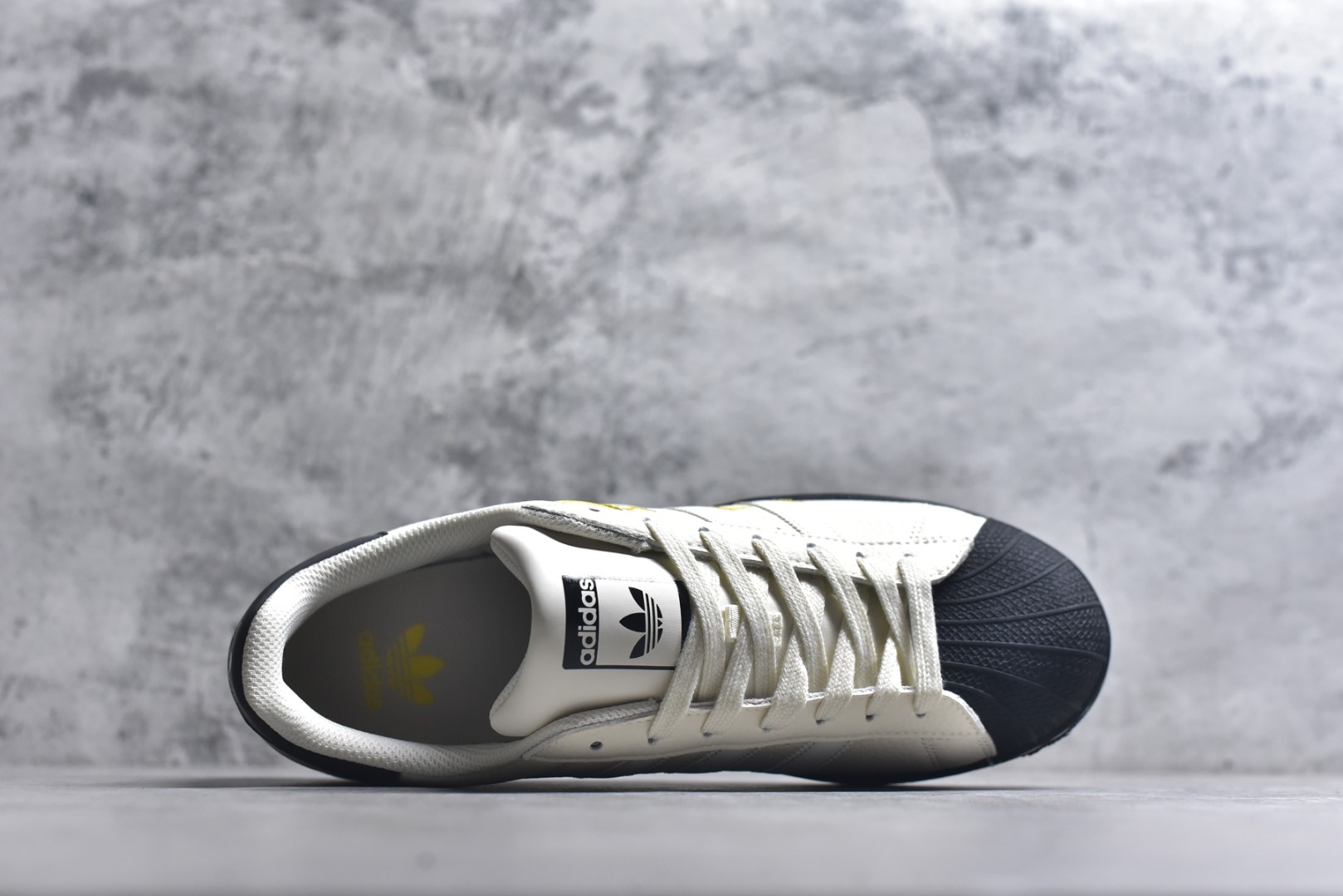 图片[4]-#马年新款海外定制限量发售 Adidas Originals“马年联名限定-金墨奔马”保留标志性贝壳头，鞋身采用金墨手绘风格的群马奔腾图案，后跟搭配 “马到功成” 书法字体，头层皮革鞋面细腻有光泽，金色印花层次分明，黑鞋尾强化视觉对比，把国风艺术与新年祝福直接穿在脚上，步步皆有好运加持。 货号：LX0913 尺码：36 36.5 37.5 38 38.5 39 40 40.5 41 42 42.5 43 44 44.5 45-选品中心