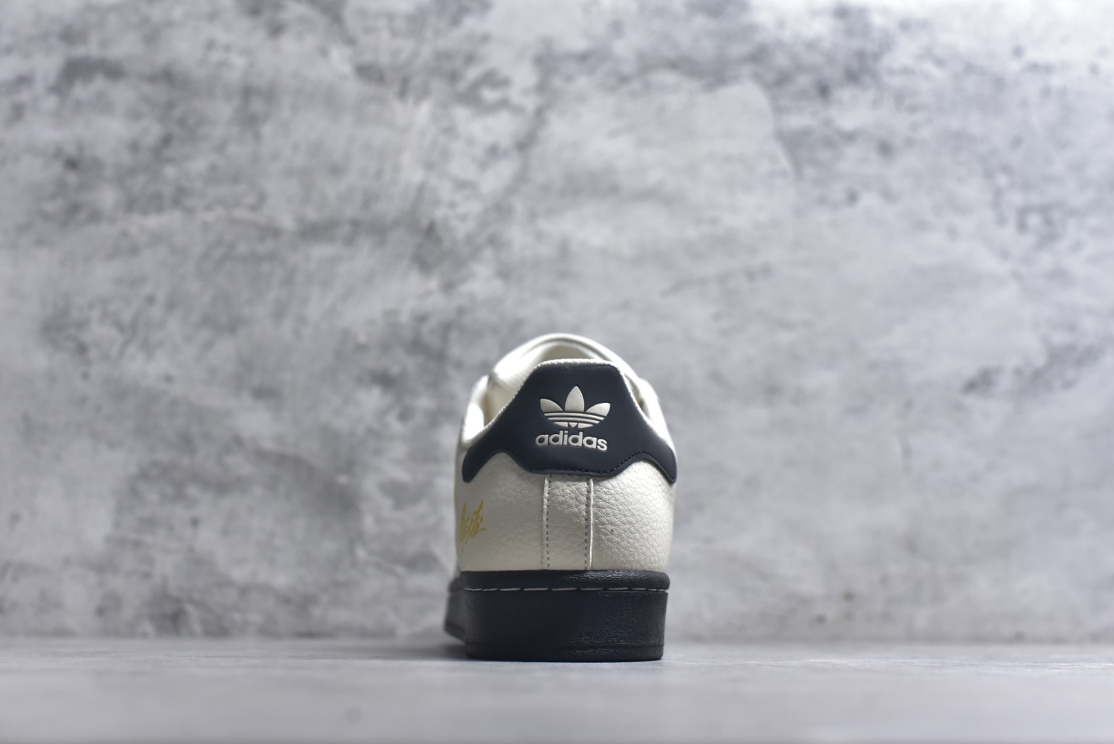 图片[5]-#马年新款海外定制限量发售 Adidas Originals“马年联名限定-金墨奔马”保留标志性贝壳头，鞋身采用金墨手绘风格的群马奔腾图案，后跟搭配 “马到功成” 书法字体，头层皮革鞋面细腻有光泽，金色印花层次分明，黑鞋尾强化视觉对比，把国风艺术与新年祝福直接穿在脚上，步步皆有好运加持。 货号：LX0913 尺码：36 36.5 37.5 38 38.5 39 40 40.5 41 42 42.5 43 44 44.5 45-选品中心