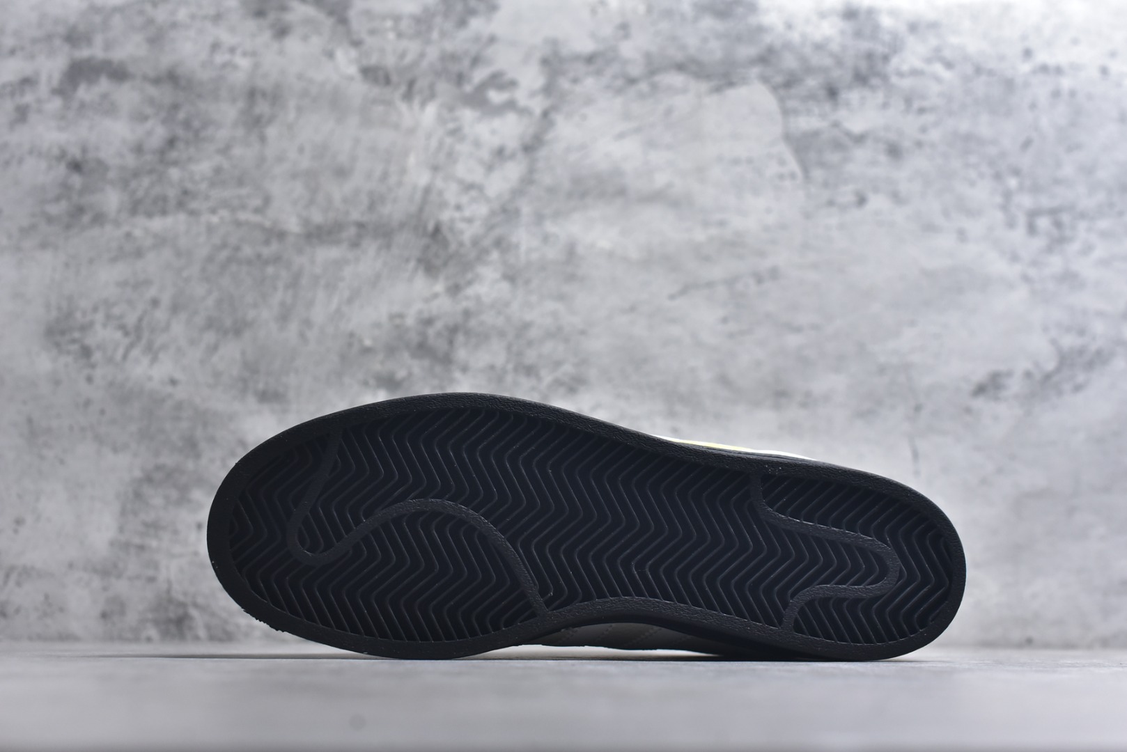 图片[6]-#马年新款海外定制限量发售 Adidas Originals“马年联名限定-金墨奔马”保留标志性贝壳头，鞋身采用金墨手绘风格的群马奔腾图案，后跟搭配 “马到功成” 书法字体，头层皮革鞋面细腻有光泽，金色印花层次分明，黑鞋尾强化视觉对比，把国风艺术与新年祝福直接穿在脚上，步步皆有好运加持。 货号：LX0913 尺码：36 36.5 37.5 38 38.5 39 40 40.5 41 42 42.5 43 44 44.5 45-选品中心