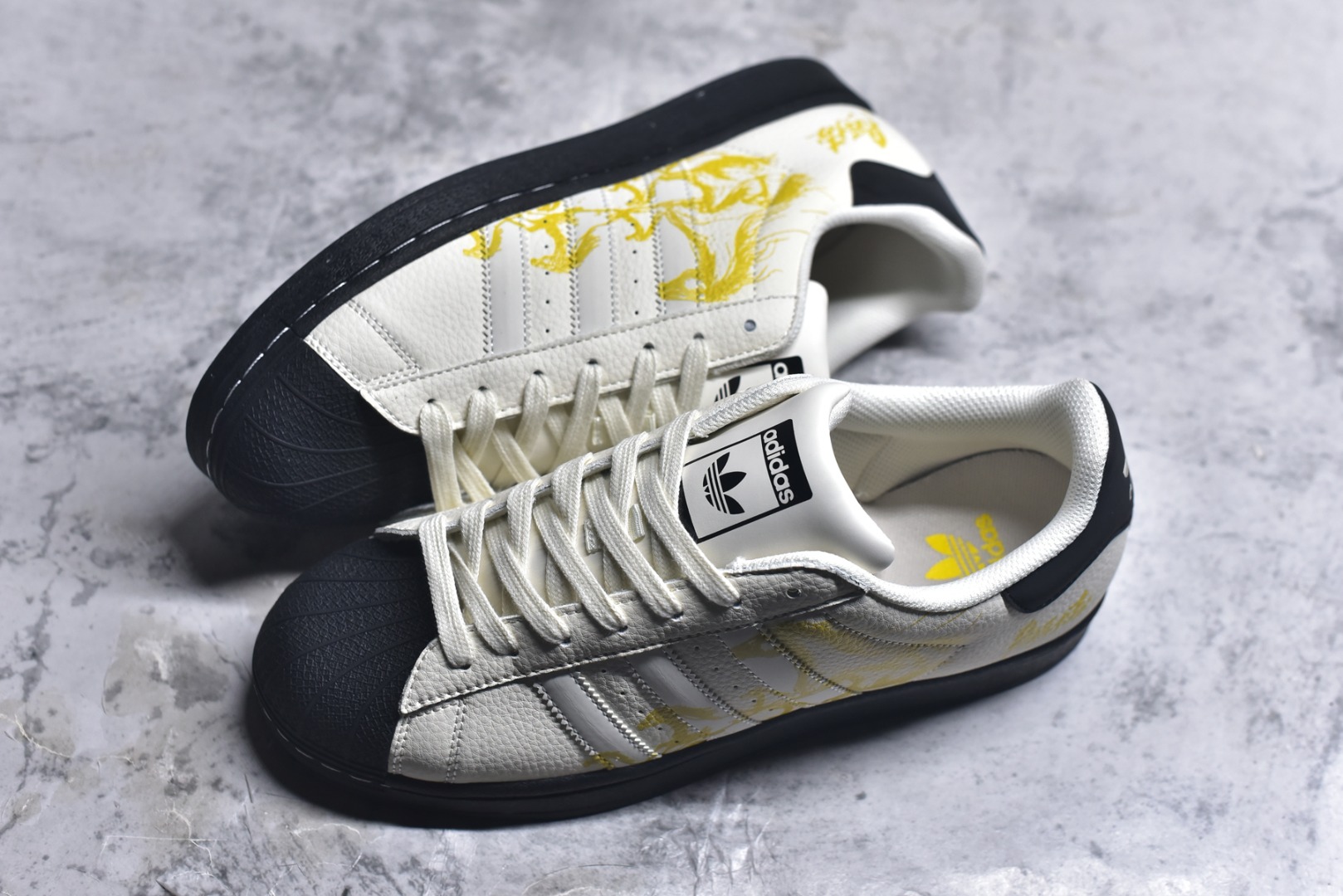 图片[7]-#马年新款海外定制限量发售 Adidas Originals“马年联名限定-金墨奔马”保留标志性贝壳头，鞋身采用金墨手绘风格的群马奔腾图案，后跟搭配 “马到功成” 书法字体，头层皮革鞋面细腻有光泽，金色印花层次分明，黑鞋尾强化视觉对比，把国风艺术与新年祝福直接穿在脚上，步步皆有好运加持。 货号：LX0913 尺码：36 36.5 37.5 38 38.5 39 40 40.5 41 42 42.5 43 44 44.5 45-选品中心