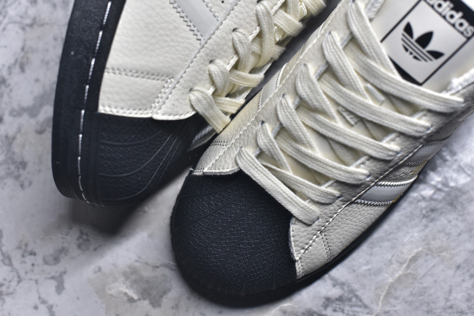 图片[8]-#马年新款海外定制限量发售 Adidas Originals“马年联名限定-金墨奔马”保留标志性贝壳头，鞋身采用金墨手绘风格的群马奔腾图案，后跟搭配 “马到功成” 书法字体，头层皮革鞋面细腻有光泽，金色印花层次分明，黑鞋尾强化视觉对比，把国风艺术与新年祝福直接穿在脚上，步步皆有好运加持。 货号：LX0913 尺码：36 36.5 37.5 38 38.5 39 40 40.5 41 42 42.5 43 44 44.5 45-选品中心