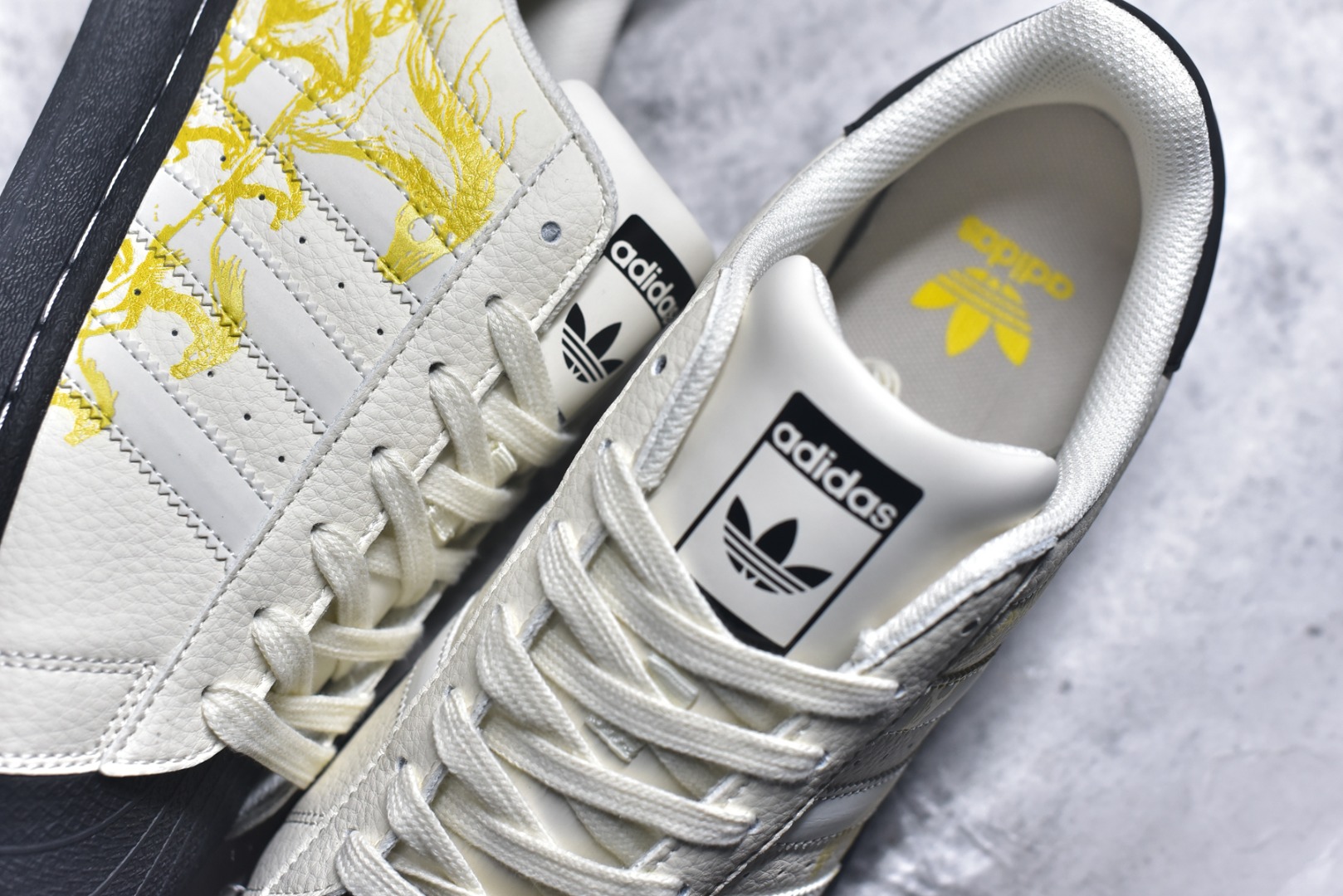 图片[9]-#马年新款海外定制限量发售 Adidas Originals“马年联名限定-金墨奔马”保留标志性贝壳头，鞋身采用金墨手绘风格的群马奔腾图案，后跟搭配 “马到功成” 书法字体，头层皮革鞋面细腻有光泽，金色印花层次分明，黑鞋尾强化视觉对比，把国风艺术与新年祝福直接穿在脚上，步步皆有好运加持。 货号：LX0913 尺码：36 36.5 37.5 38 38.5 39 40 40.5 41 42 42.5 43 44 44.5 45-选品中心