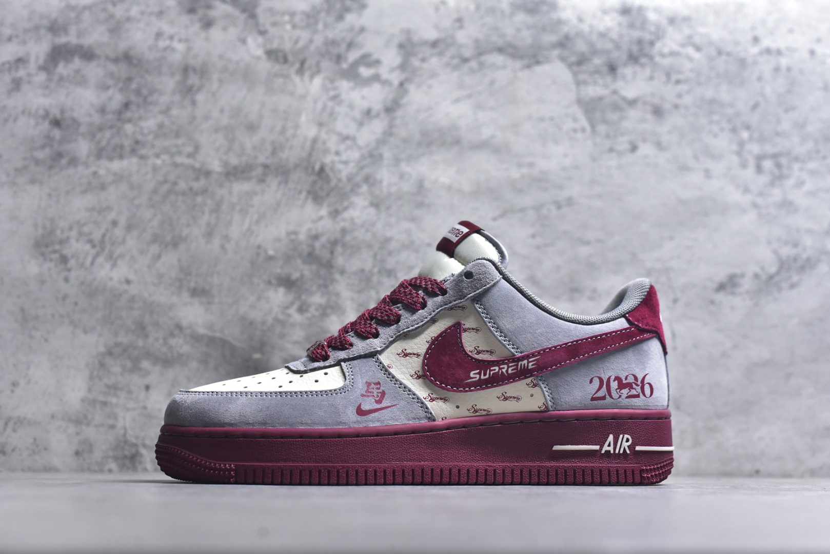 #马年联名重磅登场 AIR FORCE 1 灰红白三色拼接打造复古氛围，满印Supreme Logo强化联名辨识度，侧身“2026”与马形图案点明马年主题，金属挂饰为鞋身注入精致感。经典Air Force 1鞋型搭载Air缓震科技，兼顾潮流属性与穿着体验，是新年收藏、穿搭的双选好物。 货号：JP2026-136 尺码：36 36.5 37.5 38 38.5 39 40 40.5 41 42 42.5 43 44 44.5 45-选品中心
