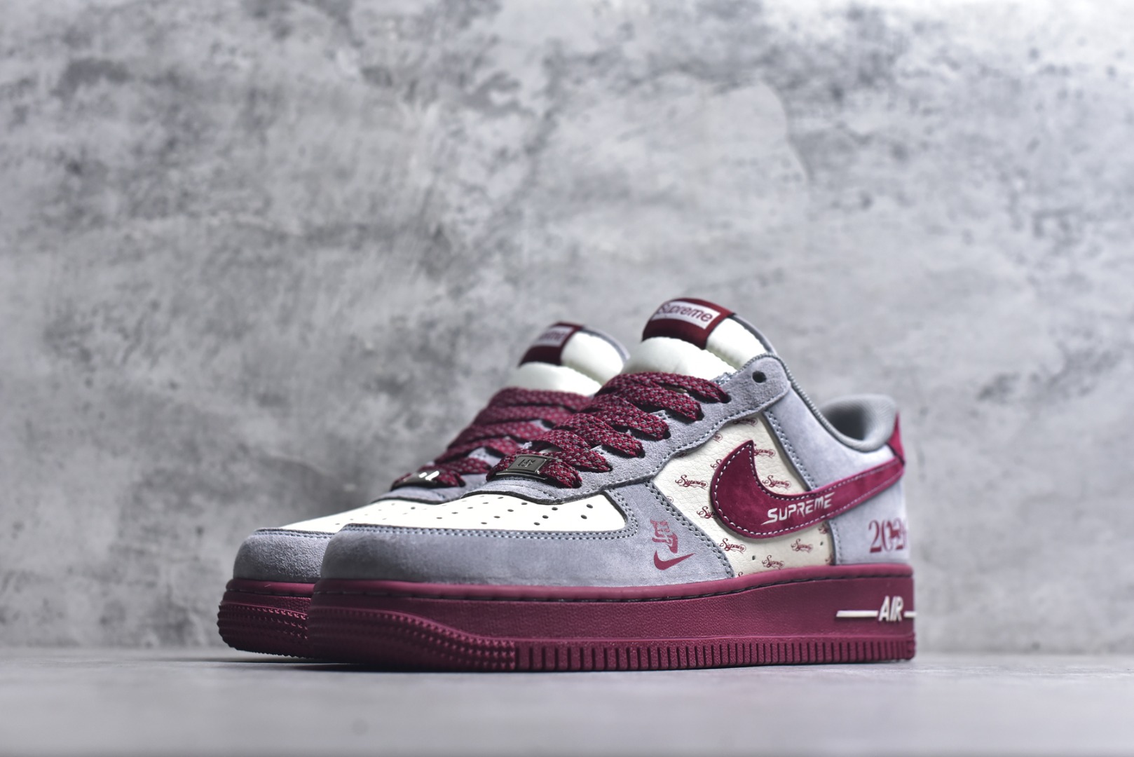 图片[2]-#马年联名重磅登场 AIR FORCE 1 灰红白三色拼接打造复古氛围，满印Supreme Logo强化联名辨识度，侧身“2026”与马形图案点明马年主题，金属挂饰为鞋身注入精致感。经典Air Force 1鞋型搭载Air缓震科技，兼顾潮流属性与穿着体验，是新年收藏、穿搭的双选好物。 货号：JP2026-136 尺码：36 36.5 37.5 38 38.5 39 40 40.5 41 42 42.5 43 44 44.5 45-选品中心