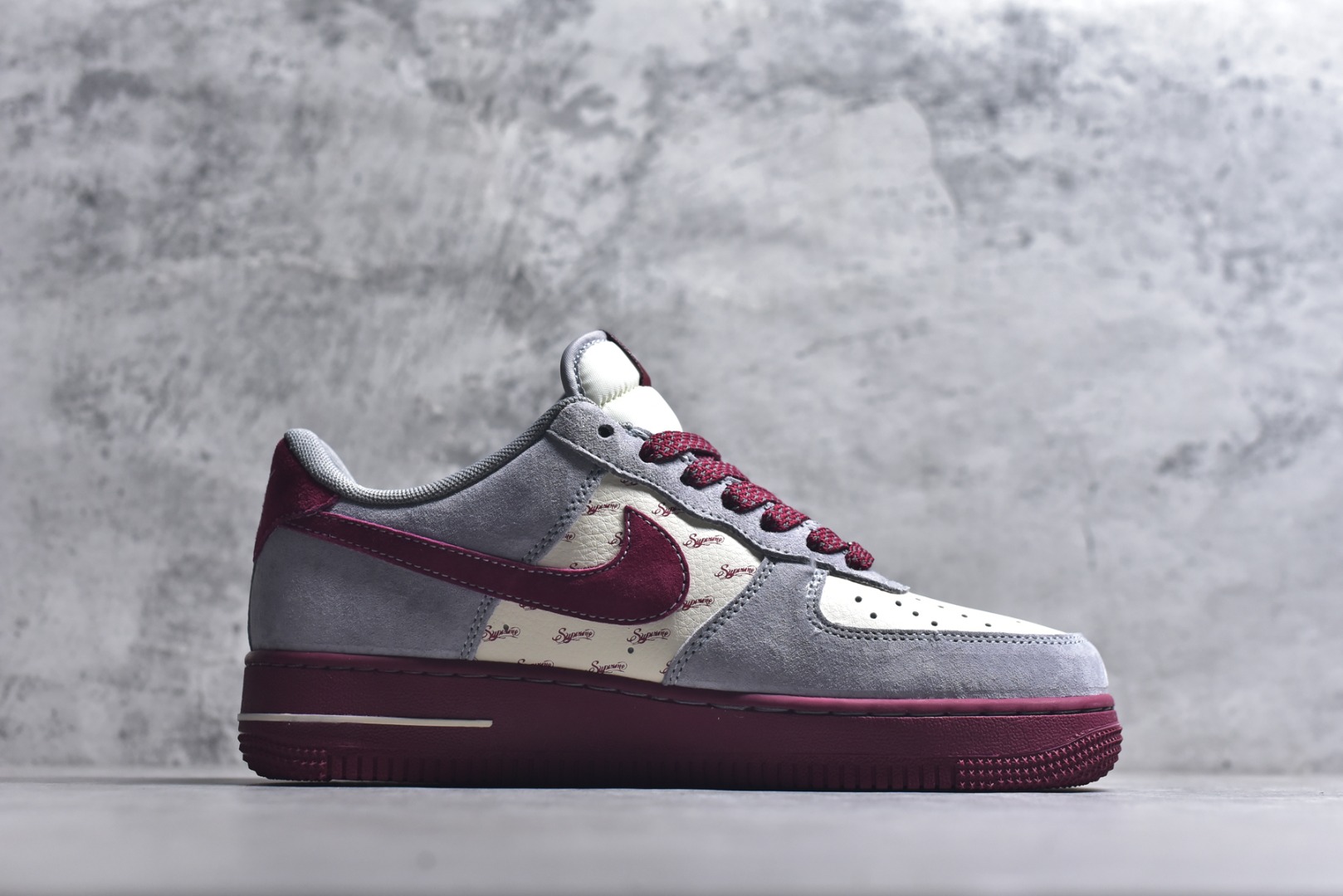 图片[3]-#马年联名重磅登场 AIR FORCE 1 灰红白三色拼接打造复古氛围，满印Supreme Logo强化联名辨识度，侧身“2026”与马形图案点明马年主题，金属挂饰为鞋身注入精致感。经典Air Force 1鞋型搭载Air缓震科技，兼顾潮流属性与穿着体验，是新年收藏、穿搭的双选好物。 货号：JP2026-136 尺码：36 36.5 37.5 38 38.5 39 40 40.5 41 42 42.5 43 44 44.5 45-选品中心