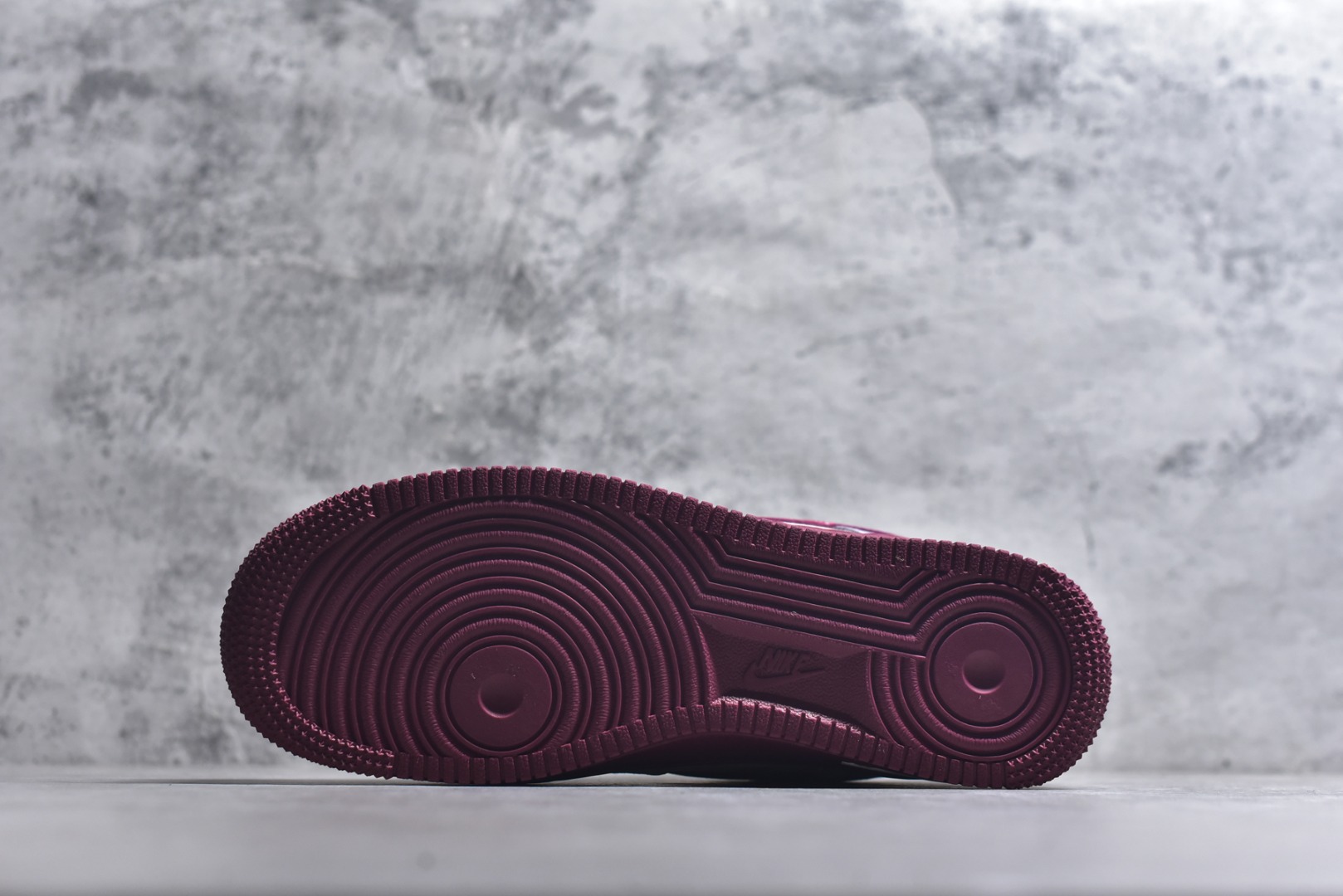 图片[6]-#马年联名重磅登场 AIR FORCE 1 灰红白三色拼接打造复古氛围，满印Supreme Logo强化联名辨识度，侧身“2026”与马形图案点明马年主题，金属挂饰为鞋身注入精致感。经典Air Force 1鞋型搭载Air缓震科技，兼顾潮流属性与穿着体验，是新年收藏、穿搭的双选好物。 货号：JP2026-136 尺码：36 36.5 37.5 38 38.5 39 40 40.5 41 42 42.5 43 44 44.5 45-选品中心