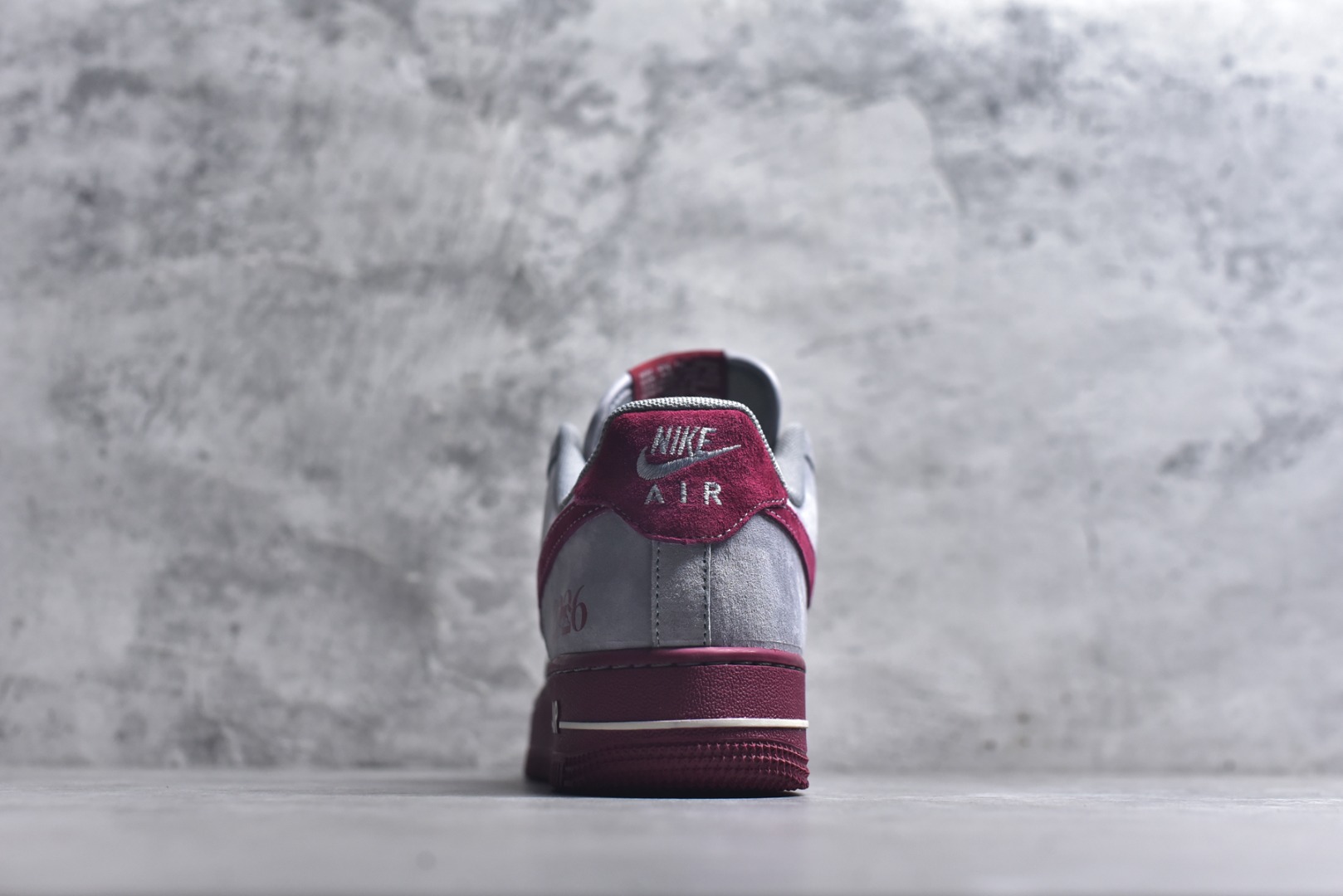 图片[5]-#马年联名重磅登场 AIR FORCE 1 灰红白三色拼接打造复古氛围，满印Supreme Logo强化联名辨识度，侧身“2026”与马形图案点明马年主题，金属挂饰为鞋身注入精致感。经典Air Force 1鞋型搭载Air缓震科技，兼顾潮流属性与穿着体验，是新年收藏、穿搭的双选好物。 货号：JP2026-136 尺码：36 36.5 37.5 38 38.5 39 40 40.5 41 42 42.5 43 44 44.5 45-选品中心