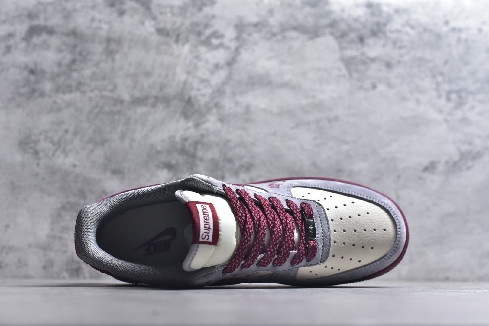 图片[4]-#马年联名重磅登场 AIR FORCE 1 灰红白三色拼接打造复古氛围，满印Supreme Logo强化联名辨识度，侧身“2026”与马形图案点明马年主题，金属挂饰为鞋身注入精致感。经典Air Force 1鞋型搭载Air缓震科技，兼顾潮流属性与穿着体验，是新年收藏、穿搭的双选好物。 货号：JP2026-136 尺码：36 36.5 37.5 38 38.5 39 40 40.5 41 42 42.5 43 44 44.5 45-选品中心