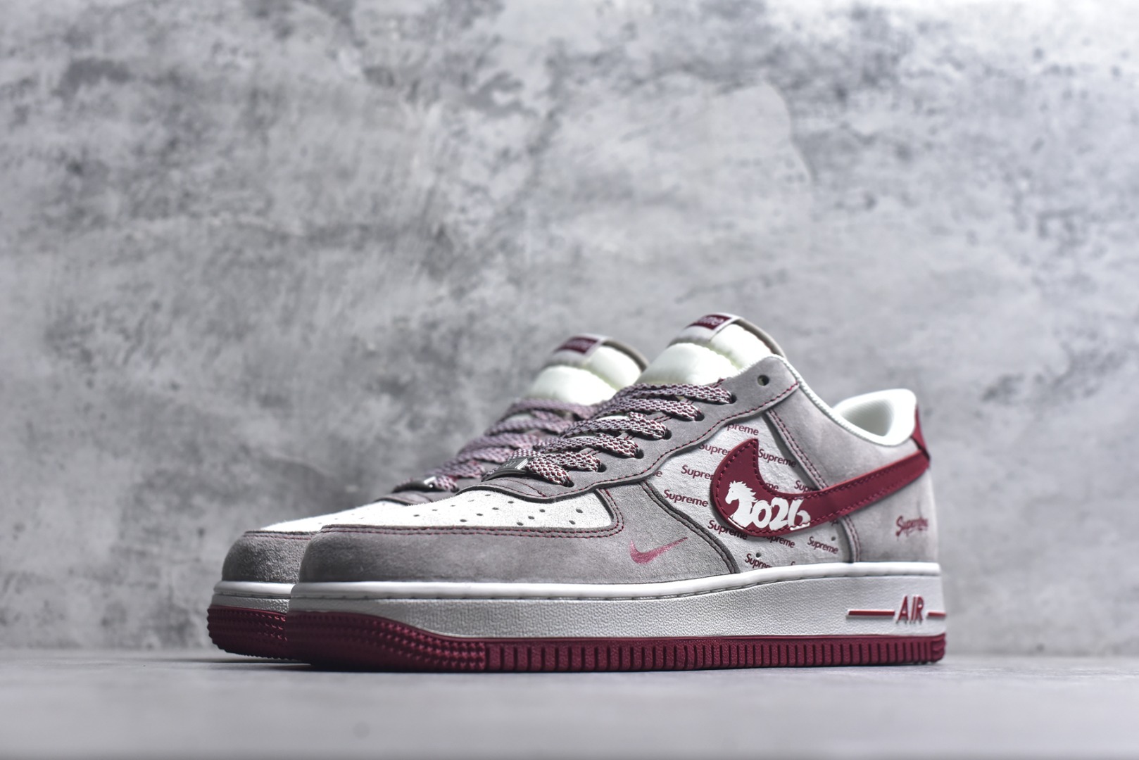 图片[2]-#马年联名重磅登场 AIR FORCE 1 灰红白三色拼接打造复古氛围，满印Supreme Logo强化联名辨识度，侧身“2026”与马形图案点明马年主题，金属挂饰为鞋身注入精致感。经典Air Force 1鞋型搭载Air缓震科技，兼顾潮流属性与穿着体验，是新年收藏、穿搭的双选好物。 货号：JP2026-132 尺码：36 36.5 37.5 38 38.5 39 40 40.5 41 42 42.5 43 44 44.5 45-选品中心