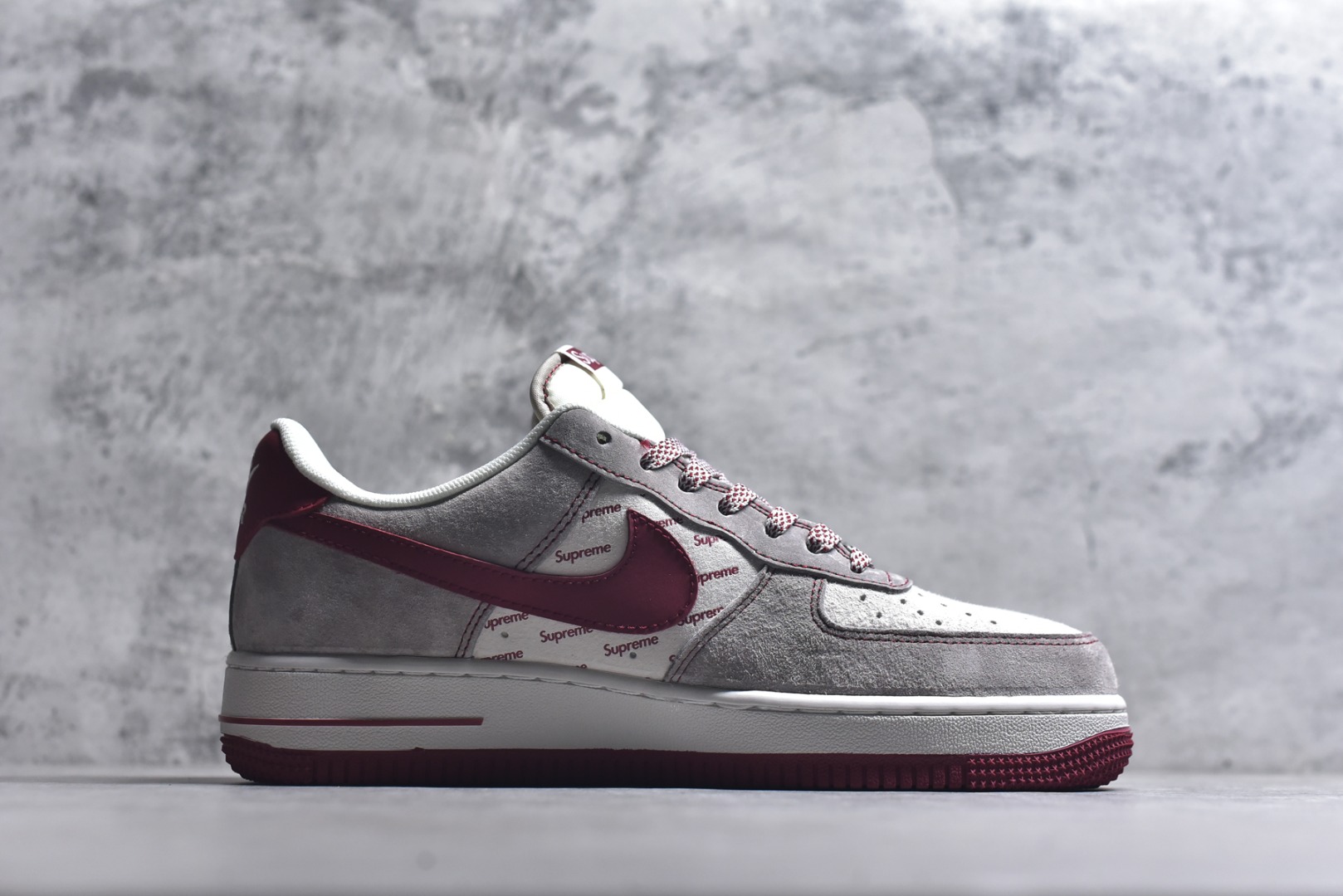 图片[3]-#马年联名重磅登场 AIR FORCE 1 灰红白三色拼接打造复古氛围，满印Supreme Logo强化联名辨识度，侧身“2026”与马形图案点明马年主题，金属挂饰为鞋身注入精致感。经典Air Force 1鞋型搭载Air缓震科技，兼顾潮流属性与穿着体验，是新年收藏、穿搭的双选好物。 货号：JP2026-132 尺码：36 36.5 37.5 38 38.5 39 40 40.5 41 42 42.5 43 44 44.5 45-选品中心