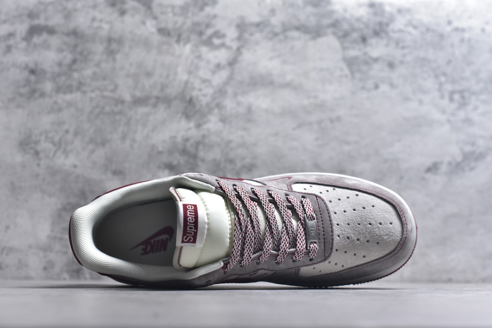 图片[4]-#马年联名重磅登场 AIR FORCE 1 灰红白三色拼接打造复古氛围，满印Supreme Logo强化联名辨识度，侧身“2026”与马形图案点明马年主题，金属挂饰为鞋身注入精致感。经典Air Force 1鞋型搭载Air缓震科技，兼顾潮流属性与穿着体验，是新年收藏、穿搭的双选好物。 货号：JP2026-132 尺码：36 36.5 37.5 38 38.5 39 40 40.5 41 42 42.5 43 44 44.5 45-选品中心