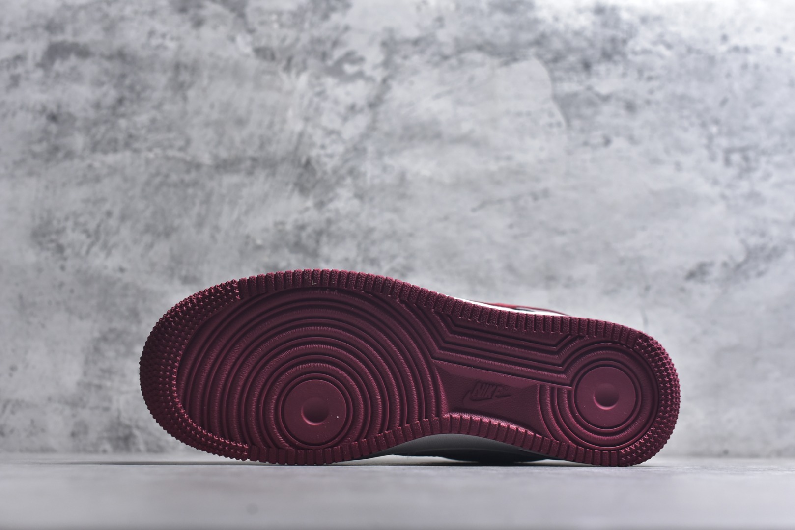 图片[6]-#马年联名重磅登场 AIR FORCE 1 灰红白三色拼接打造复古氛围，满印Supreme Logo强化联名辨识度，侧身“2026”与马形图案点明马年主题，金属挂饰为鞋身注入精致感。经典Air Force 1鞋型搭载Air缓震科技，兼顾潮流属性与穿着体验，是新年收藏、穿搭的双选好物。 货号：JP2026-132 尺码：36 36.5 37.5 38 38.5 39 40 40.5 41 42 42.5 43 44 44.5 45-选品中心