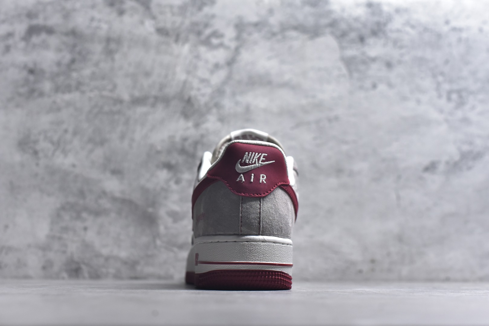 图片[5]-#马年联名重磅登场 AIR FORCE 1 灰红白三色拼接打造复古氛围，满印Supreme Logo强化联名辨识度，侧身“2026”与马形图案点明马年主题，金属挂饰为鞋身注入精致感。经典Air Force 1鞋型搭载Air缓震科技，兼顾潮流属性与穿着体验，是新年收藏、穿搭的双选好物。 货号：JP2026-132 尺码：36 36.5 37.5 38 38.5 39 40 40.5 41 42 42.5 43 44 44.5 45-选品中心