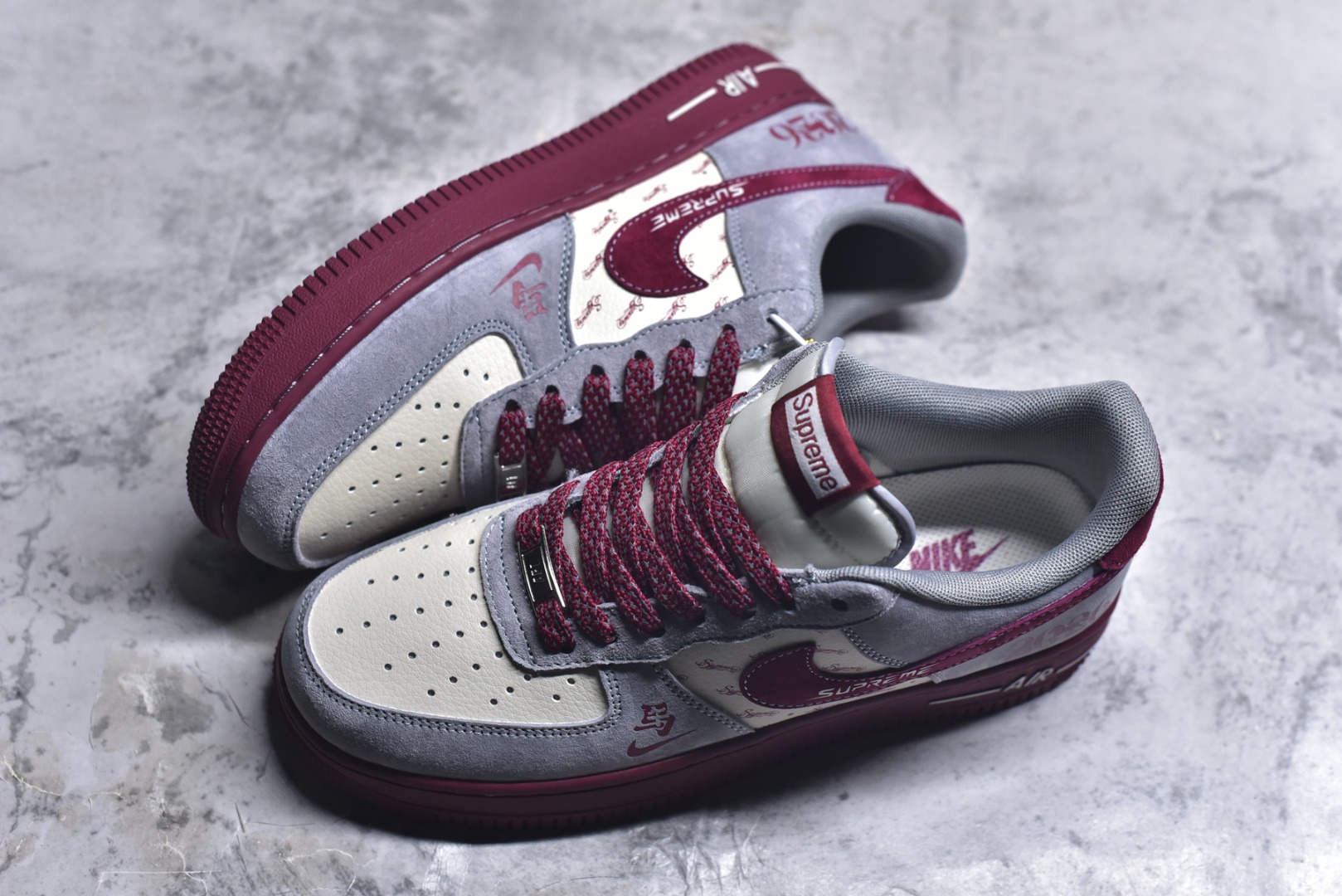 图片[7]-#马年联名重磅登场 AIR FORCE 1 灰红白三色拼接打造复古氛围，满印Supreme Logo强化联名辨识度，侧身“2026”与马形图案点明马年主题，金属挂饰为鞋身注入精致感。经典Air Force 1鞋型搭载Air缓震科技，兼顾潮流属性与穿着体验，是新年收藏、穿搭的双选好物。 货号：JP2026-136 尺码：36 36.5 37.5 38 38.5 39 40 40.5 41 42 42.5 43 44 44.5 45-选品中心