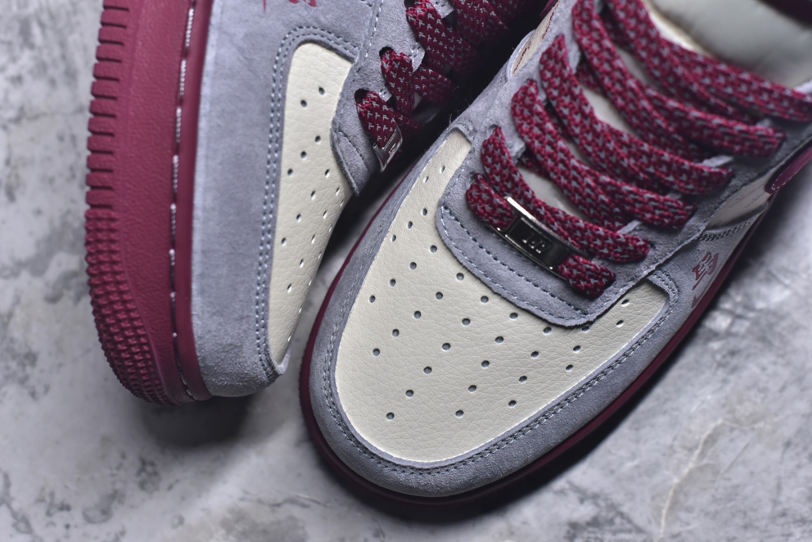 图片[8]-#马年联名重磅登场 AIR FORCE 1 灰红白三色拼接打造复古氛围，满印Supreme Logo强化联名辨识度，侧身“2026”与马形图案点明马年主题，金属挂饰为鞋身注入精致感。经典Air Force 1鞋型搭载Air缓震科技，兼顾潮流属性与穿着体验，是新年收藏、穿搭的双选好物。 货号：JP2026-136 尺码：36 36.5 37.5 38 38.5 39 40 40.5 41 42 42.5 43 44 44.5 45-选品中心