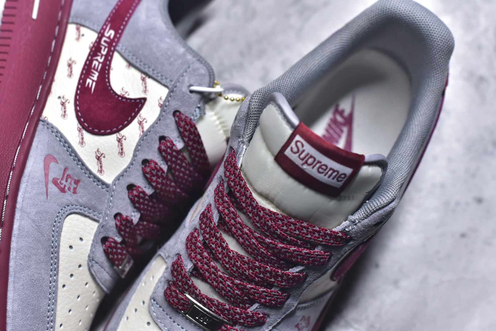 图片[9]-#马年联名重磅登场 AIR FORCE 1 灰红白三色拼接打造复古氛围，满印Supreme Logo强化联名辨识度，侧身“2026”与马形图案点明马年主题，金属挂饰为鞋身注入精致感。经典Air Force 1鞋型搭载Air缓震科技，兼顾潮流属性与穿着体验，是新年收藏、穿搭的双选好物。 货号：JP2026-136 尺码：36 36.5 37.5 38 38.5 39 40 40.5 41 42 42.5 43 44 44.5 45-选品中心