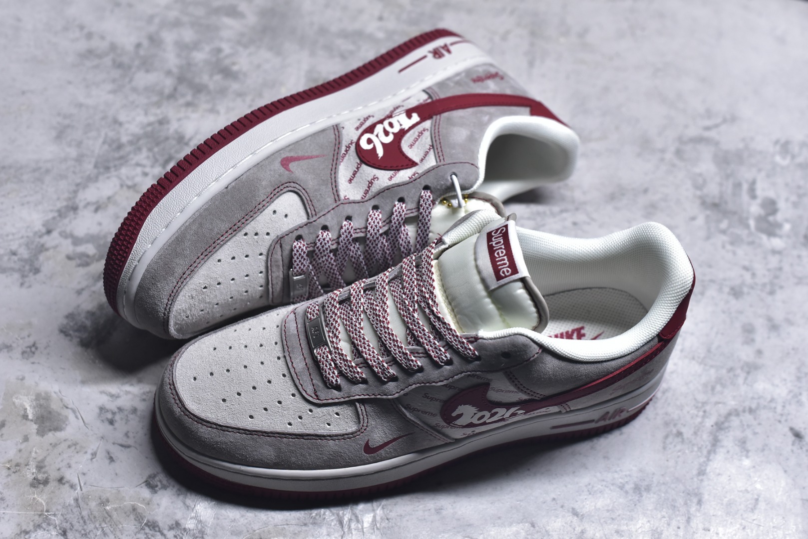 图片[7]-#马年联名重磅登场 AIR FORCE 1 灰红白三色拼接打造复古氛围，满印Supreme Logo强化联名辨识度，侧身“2026”与马形图案点明马年主题，金属挂饰为鞋身注入精致感。经典Air Force 1鞋型搭载Air缓震科技，兼顾潮流属性与穿着体验，是新年收藏、穿搭的双选好物。 货号：JP2026-132 尺码：36 36.5 37.5 38 38.5 39 40 40.5 41 42 42.5 43 44 44.5 45-选品中心