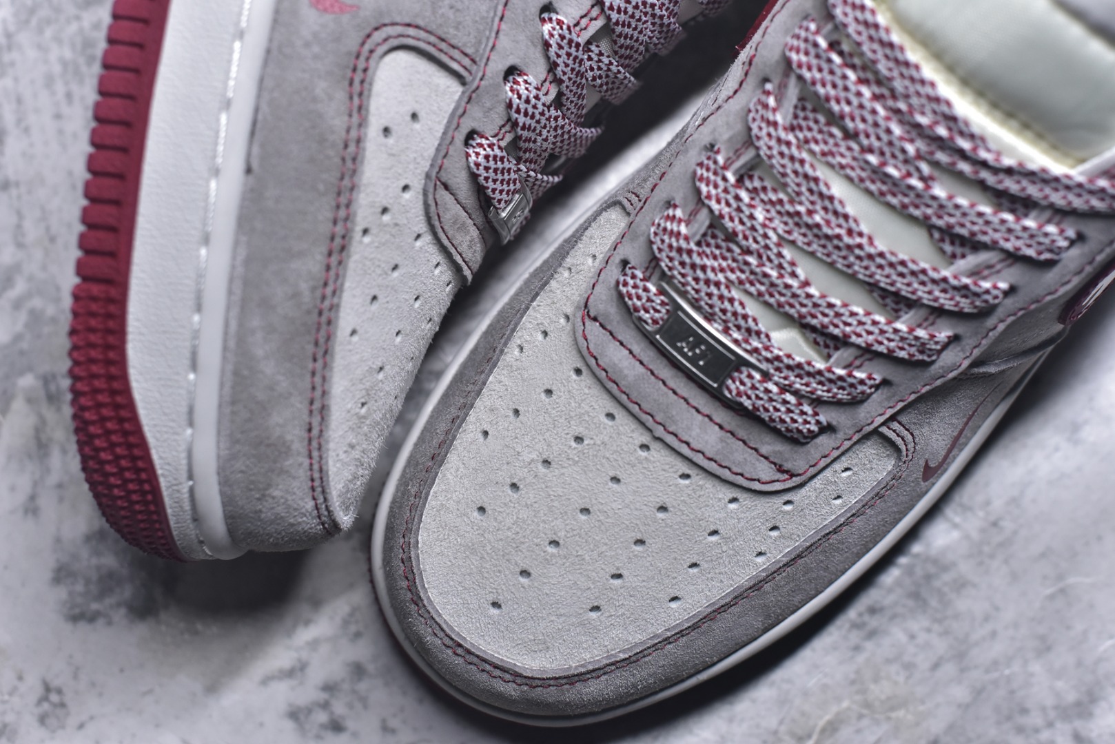 图片[8]-#马年联名重磅登场 AIR FORCE 1 灰红白三色拼接打造复古氛围，满印Supreme Logo强化联名辨识度，侧身“2026”与马形图案点明马年主题，金属挂饰为鞋身注入精致感。经典Air Force 1鞋型搭载Air缓震科技，兼顾潮流属性与穿着体验，是新年收藏、穿搭的双选好物。 货号：JP2026-132 尺码：36 36.5 37.5 38 38.5 39 40 40.5 41 42 42.5 43 44 44.5 45-选品中心