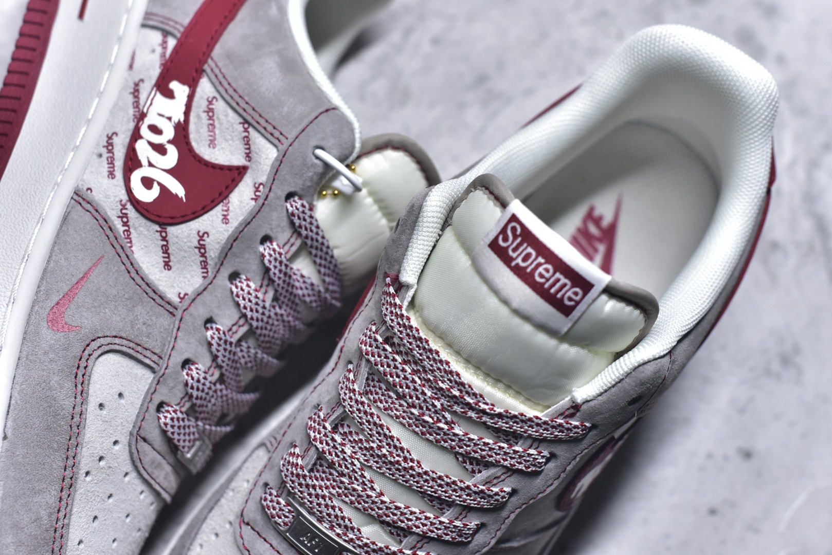 图片[9]-#马年联名重磅登场 AIR FORCE 1 灰红白三色拼接打造复古氛围，满印Supreme Logo强化联名辨识度，侧身“2026”与马形图案点明马年主题，金属挂饰为鞋身注入精致感。经典Air Force 1鞋型搭载Air缓震科技，兼顾潮流属性与穿着体验，是新年收藏、穿搭的双选好物。 货号：JP2026-132 尺码：36 36.5 37.5 38 38.5 39 40 40.5 41 42 42.5 43 44 44.5 45-选品中心