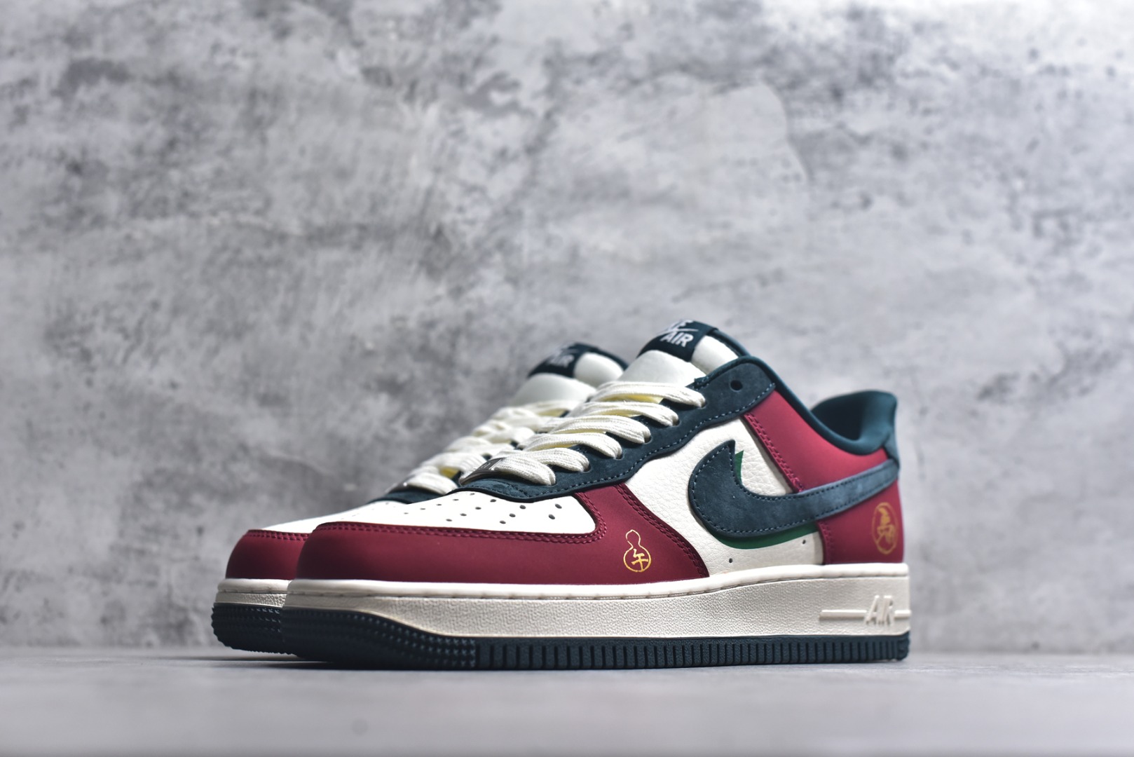 图片[2]-#国潮马年惊喜上线 AIR FORCE 1 红黑白撞色演绎国风美学，鞋身马形烫金印花与挂饰呼应2026生肖主题，细节处暗藏中式吉祥寓意。皮革与麂皮拼接提升质感，Air气垫底保障日常舒适，既能适配新年红装，也能点亮街头造型，是兼具文化氛围与潮流属性的年度鞋款。 货号：HT5088-622 尺码：36 36.5 37.5 38 38.5 39 40 40.5 41 42 42.5 43 44 44.5 45-选品中心